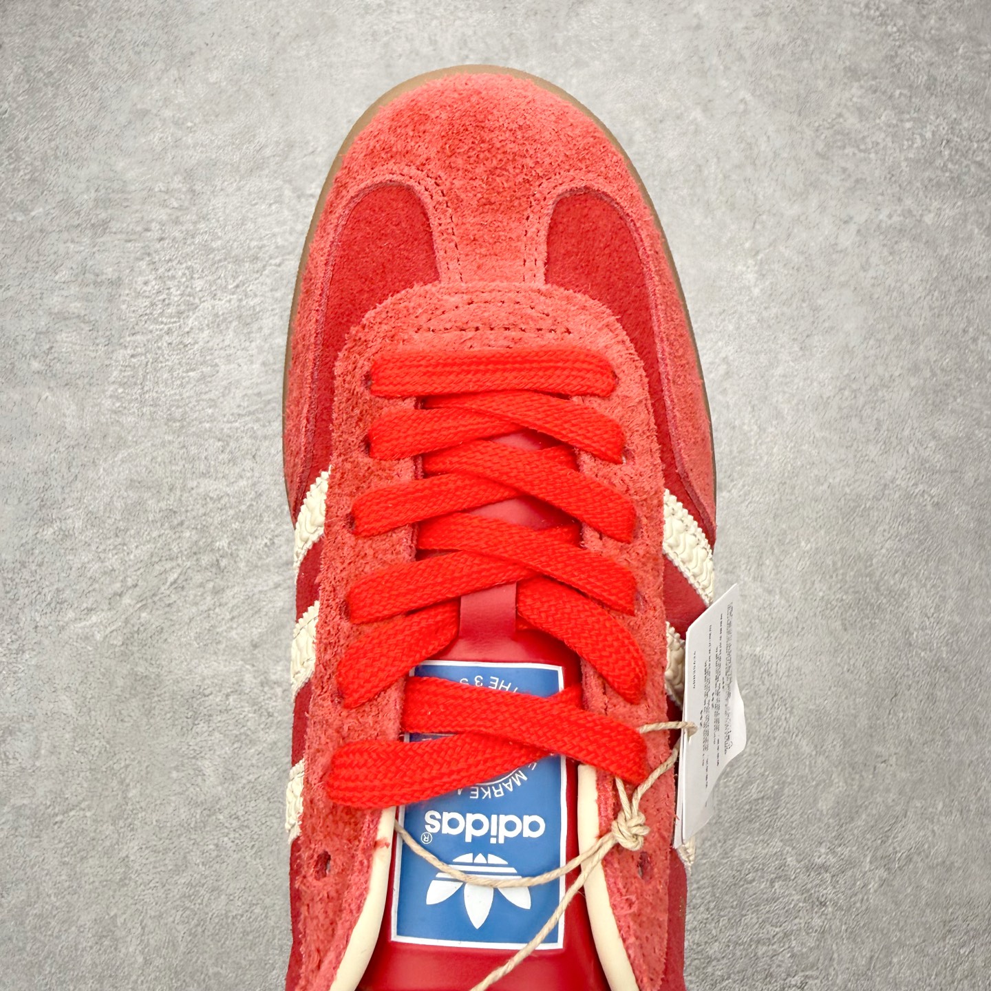 图片[4]-＃HZ AD Original Gazelle Indoor Trainers 瞪羚室内鞋系列低帮复古百搭休闲运动德训风板鞋 IF1808 口碑大厂出品 全网最全AD系列 品控大底版型不断改良更新 全套原纸板楦头开发 确保原汁原味 完美呈现桑巴版型 长期补货超性价比特供批次 原厂定制长毛翻毛皮组合环保纤维革鞋面材质 内置环保海玻璃鞋垫 外置RB橡胶大底 产品品控稳定性领先行业 原厂全套原楦原纸板冲刀磨具开发 原厂皮料加持 原厂港宝加持定型后跟R度完美 将复古进行到底 简约流畅 三十年不变经典 这款Gazelle运动鞋 无论面料、配色、质感或设计 都只在重现其1991年原款的经典 皮革鞋面 撞色三条纹和鞋跟标的设计 力求呈现90年代的经典复古风潮 Samba火热的同时 也带动了其它的复古鞋型 Gazelle便是其中一只 Gazelle Indoor拥有包边更宽的T字型鞋头 更好的保护运动员的前掌 浓浓的复古氛围感 非常适合现在流行的Cleanfit风格 尺码：36 36⅔ 37⅓ 38 38⅔ 39⅓ 40 40⅔ 41⅓ 42 42⅔ 43⅓ 44 44⅔ 45-选品中心