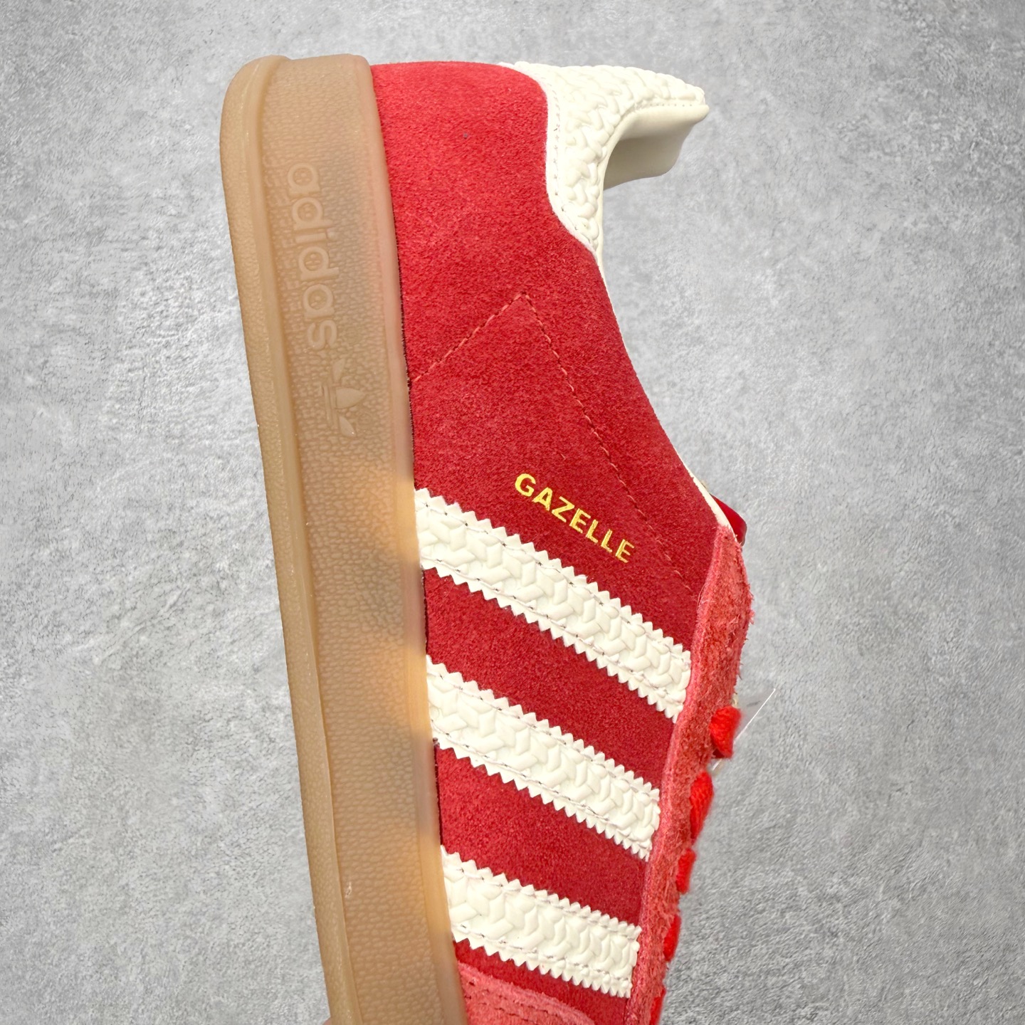 图片[6]-＃HZ AD Original Gazelle Indoor Trainers 瞪羚室内鞋系列低帮复古百搭休闲运动德训风板鞋 IF1808 口碑大厂出品 全网最全AD系列 品控大底版型不断改良更新 全套原纸板楦头开发 确保原汁原味 完美呈现桑巴版型 长期补货超性价比特供批次 原厂定制长毛翻毛皮组合环保纤维革鞋面材质 内置环保海玻璃鞋垫 外置RB橡胶大底 产品品控稳定性领先行业 原厂全套原楦原纸板冲刀磨具开发 原厂皮料加持 原厂港宝加持定型后跟R度完美 将复古进行到底 简约流畅 三十年不变经典 这款Gazelle运动鞋 无论面料、配色、质感或设计 都只在重现其1991年原款的经典 皮革鞋面 撞色三条纹和鞋跟标的设计 力求呈现90年代的经典复古风潮 Samba火热的同时 也带动了其它的复古鞋型 Gazelle便是其中一只 Gazelle Indoor拥有包边更宽的T字型鞋头 更好的保护运动员的前掌 浓浓的复古氛围感 非常适合现在流行的Cleanfit风格 尺码：36 36⅔ 37⅓ 38 38⅔ 39⅓ 40 40⅔ 41⅓ 42 42⅔ 43⅓ 44 44⅔ 45-选品中心