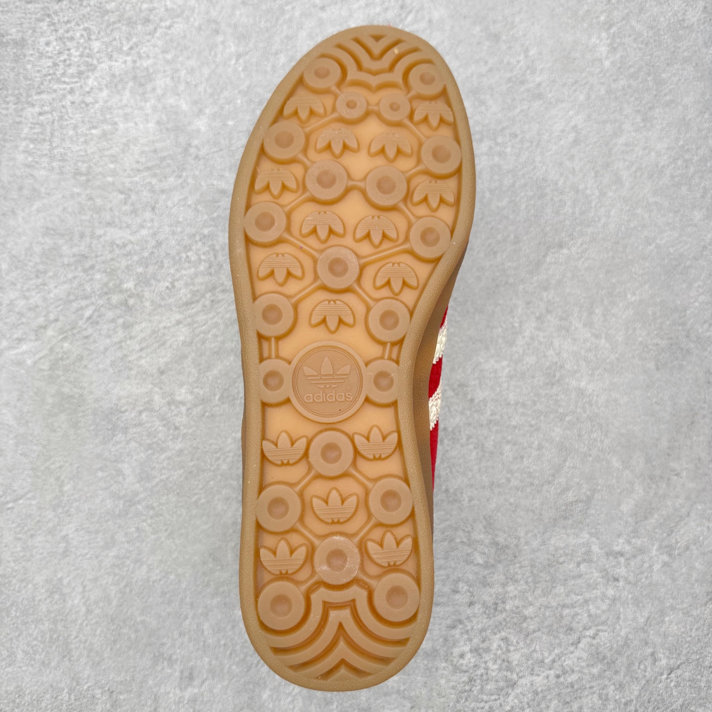 图片[9]-＃HZ AD Original Gazelle Indoor Trainers 瞪羚室内鞋系列低帮复古百搭休闲运动德训风板鞋 IF1808 口碑大厂出品 全网最全AD系列 品控大底版型不断改良更新 全套原纸板楦头开发 确保原汁原味 完美呈现桑巴版型 长期补货超性价比特供批次 原厂定制长毛翻毛皮组合环保纤维革鞋面材质 内置环保海玻璃鞋垫 外置RB橡胶大底 产品品控稳定性领先行业 原厂全套原楦原纸板冲刀磨具开发 原厂皮料加持 原厂港宝加持定型后跟R度完美 将复古进行到底 简约流畅 三十年不变经典 这款Gazelle运动鞋 无论面料、配色、质感或设计 都只在重现其1991年原款的经典 皮革鞋面 撞色三条纹和鞋跟标的设计 力求呈现90年代的经典复古风潮 Samba火热的同时 也带动了其它的复古鞋型 Gazelle便是其中一只 Gazelle Indoor拥有包边更宽的T字型鞋头 更好的保护运动员的前掌 浓浓的复古氛围感 非常适合现在流行的Cleanfit风格 尺码：36 36⅔ 37⅓ 38 38⅔ 39⅓ 40 40⅔ 41⅓ 42 42⅔ 43⅓ 44 44⅔ 45-选品中心