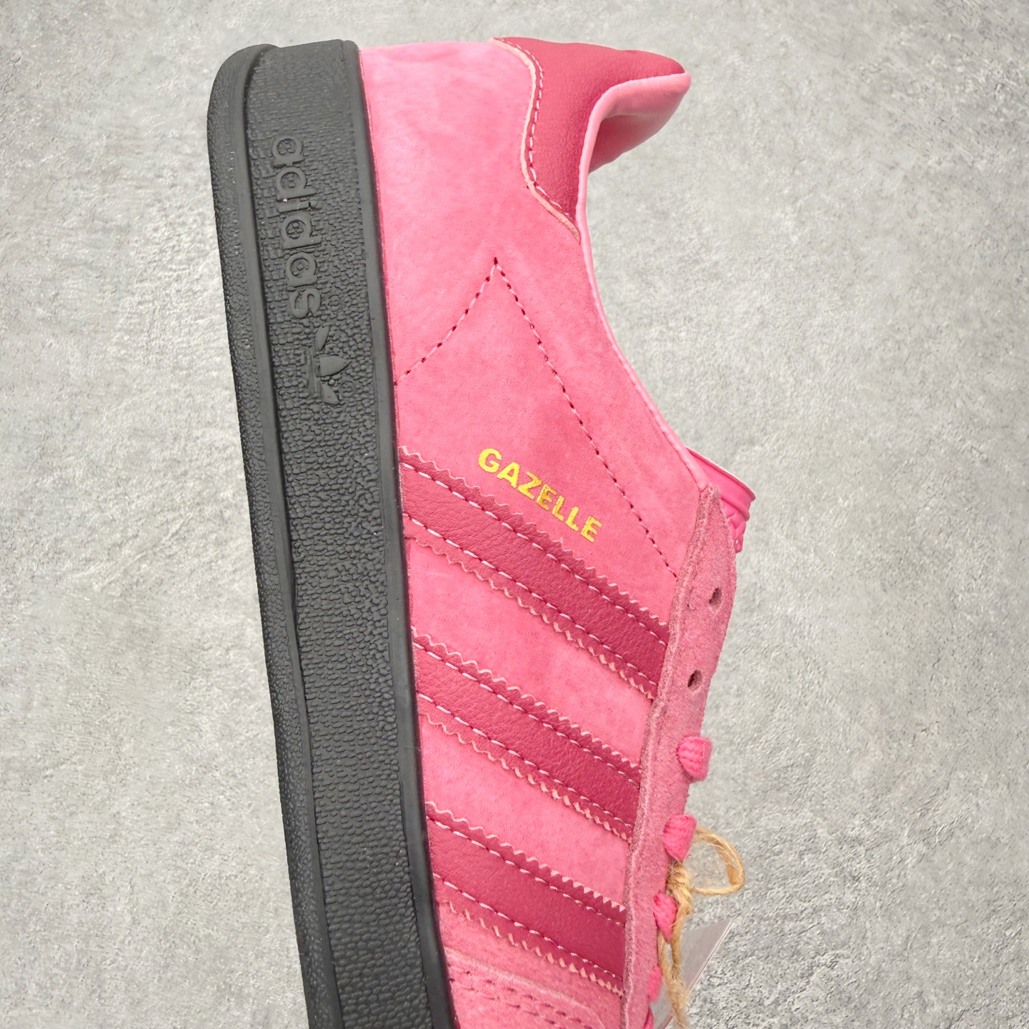 图片[6]-＃HZ AD Original Gazelle Indoor Trainers 瞪羚室内鞋系列低帮复古百搭休闲运动德训风板鞋 JI2585 口碑大厂出品 全网最全AD系列 品控大底版型不断改良更新 全套原纸板楦头开发 确保原汁原味 完美呈现桑巴版型 长期补货超性价比特供批次 原厂定制长毛翻毛皮组合环保纤维革鞋面材质 内置环保海玻璃鞋垫 外置RB橡胶大底 产品品控稳定性领先行业 原厂全套原楦原纸板冲刀磨具开发 原厂皮料加持 原厂港宝加持定型后跟R度完美 将复古进行到底 简约流畅 三十年不变经典 这款Gazelle运动鞋 无论面料、配色、质感或设计 都只在重现其1991年原款的经典 皮革鞋面 撞色三条纹和鞋跟标的设计 力求呈现90年代的经典复古风潮 Samba火热的同时 也带动了其它的复古鞋型 Gazelle便是其中一只 Gazelle Indoor拥有包边更宽的T字型鞋头 更好的保护运动员的前掌 浓浓的复古氛围感 非常适合现在流行的Cleanfit风格 尺码：36 36⅔ 37⅓ 38 38⅔ 39⅓ 40 40⅔ 41⅓ 42 42⅔ 43⅓ 44 44⅔ 45-选品中心