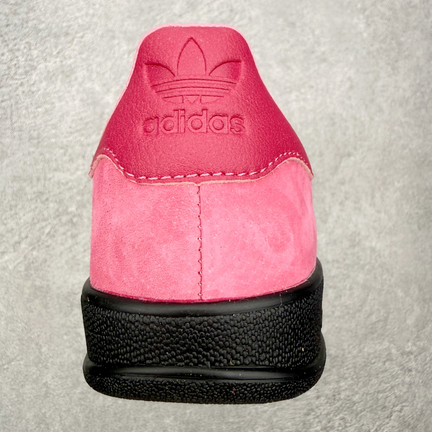 图片[8]-＃HZ AD Original Gazelle Indoor Trainers 瞪羚室内鞋系列低帮复古百搭休闲运动德训风板鞋 JI2585 口碑大厂出品 全网最全AD系列 品控大底版型不断改良更新 全套原纸板楦头开发 确保原汁原味 完美呈现桑巴版型 长期补货超性价比特供批次 原厂定制长毛翻毛皮组合环保纤维革鞋面材质 内置环保海玻璃鞋垫 外置RB橡胶大底 产品品控稳定性领先行业 原厂全套原楦原纸板冲刀磨具开发 原厂皮料加持 原厂港宝加持定型后跟R度完美 将复古进行到底 简约流畅 三十年不变经典 这款Gazelle运动鞋 无论面料、配色、质感或设计 都只在重现其1991年原款的经典 皮革鞋面 撞色三条纹和鞋跟标的设计 力求呈现90年代的经典复古风潮 Samba火热的同时 也带动了其它的复古鞋型 Gazelle便是其中一只 Gazelle Indoor拥有包边更宽的T字型鞋头 更好的保护运动员的前掌 浓浓的复古氛围感 非常适合现在流行的Cleanfit风格 尺码：36 36⅔ 37⅓ 38 38⅔ 39⅓ 40 40⅔ 41⅓ 42 42⅔ 43⅓ 44 44⅔ 45-选品中心