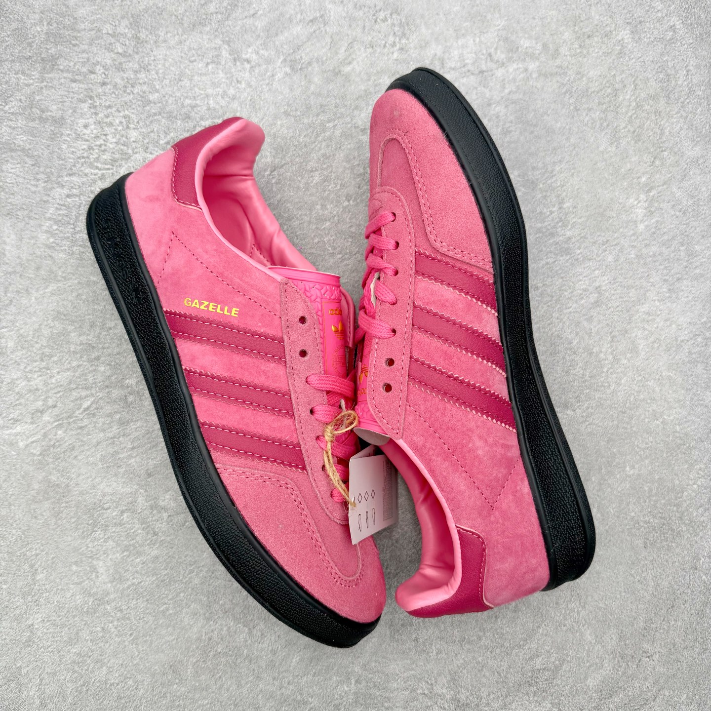 图片[3]-＃HZ AD Original Gazelle Indoor Trainers 瞪羚室内鞋系列低帮复古百搭休闲运动德训风板鞋 JI2585 口碑大厂出品 全网最全AD系列 品控大底版型不断改良更新 全套原纸板楦头开发 确保原汁原味 完美呈现桑巴版型 长期补货超性价比特供批次 原厂定制长毛翻毛皮组合环保纤维革鞋面材质 内置环保海玻璃鞋垫 外置RB橡胶大底 产品品控稳定性领先行业 原厂全套原楦原纸板冲刀磨具开发 原厂皮料加持 原厂港宝加持定型后跟R度完美 将复古进行到底 简约流畅 三十年不变经典 这款Gazelle运动鞋 无论面料、配色、质感或设计 都只在重现其1991年原款的经典 皮革鞋面 撞色三条纹和鞋跟标的设计 力求呈现90年代的经典复古风潮 Samba火热的同时 也带动了其它的复古鞋型 Gazelle便是其中一只 Gazelle Indoor拥有包边更宽的T字型鞋头 更好的保护运动员的前掌 浓浓的复古氛围感 非常适合现在流行的Cleanfit风格 尺码：36 36⅔ 37⅓ 38 38⅔ 39⅓ 40 40⅔ 41⅓ 42 42⅔ 43⅓ 44 44⅔ 45-选品中心