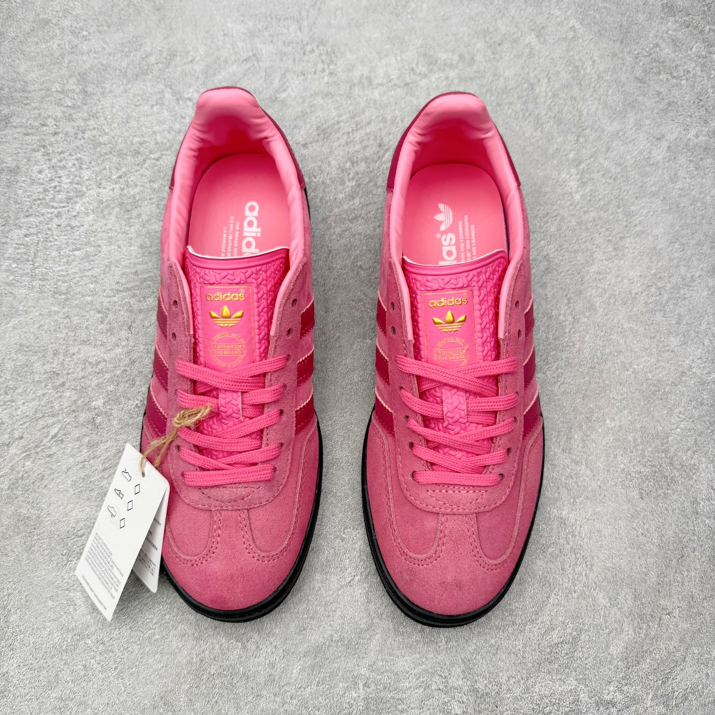 图片[2]-＃HZ AD Original Gazelle Indoor Trainers 瞪羚室内鞋系列低帮复古百搭休闲运动德训风板鞋 JI2585 口碑大厂出品 全网最全AD系列 品控大底版型不断改良更新 全套原纸板楦头开发 确保原汁原味 完美呈现桑巴版型 长期补货超性价比特供批次 原厂定制长毛翻毛皮组合环保纤维革鞋面材质 内置环保海玻璃鞋垫 外置RB橡胶大底 产品品控稳定性领先行业 原厂全套原楦原纸板冲刀磨具开发 原厂皮料加持 原厂港宝加持定型后跟R度完美 将复古进行到底 简约流畅 三十年不变经典 这款Gazelle运动鞋 无论面料、配色、质感或设计 都只在重现其1991年原款的经典 皮革鞋面 撞色三条纹和鞋跟标的设计 力求呈现90年代的经典复古风潮 Samba火热的同时 也带动了其它的复古鞋型 Gazelle便是其中一只 Gazelle Indoor拥有包边更宽的T字型鞋头 更好的保护运动员的前掌 浓浓的复古氛围感 非常适合现在流行的Cleanfit风格 尺码：36 36⅔ 37⅓ 38 38⅔ 39⅓ 40 40⅔ 41⅓ 42 42⅔ 43⅓ 44 44⅔ 45-选品中心