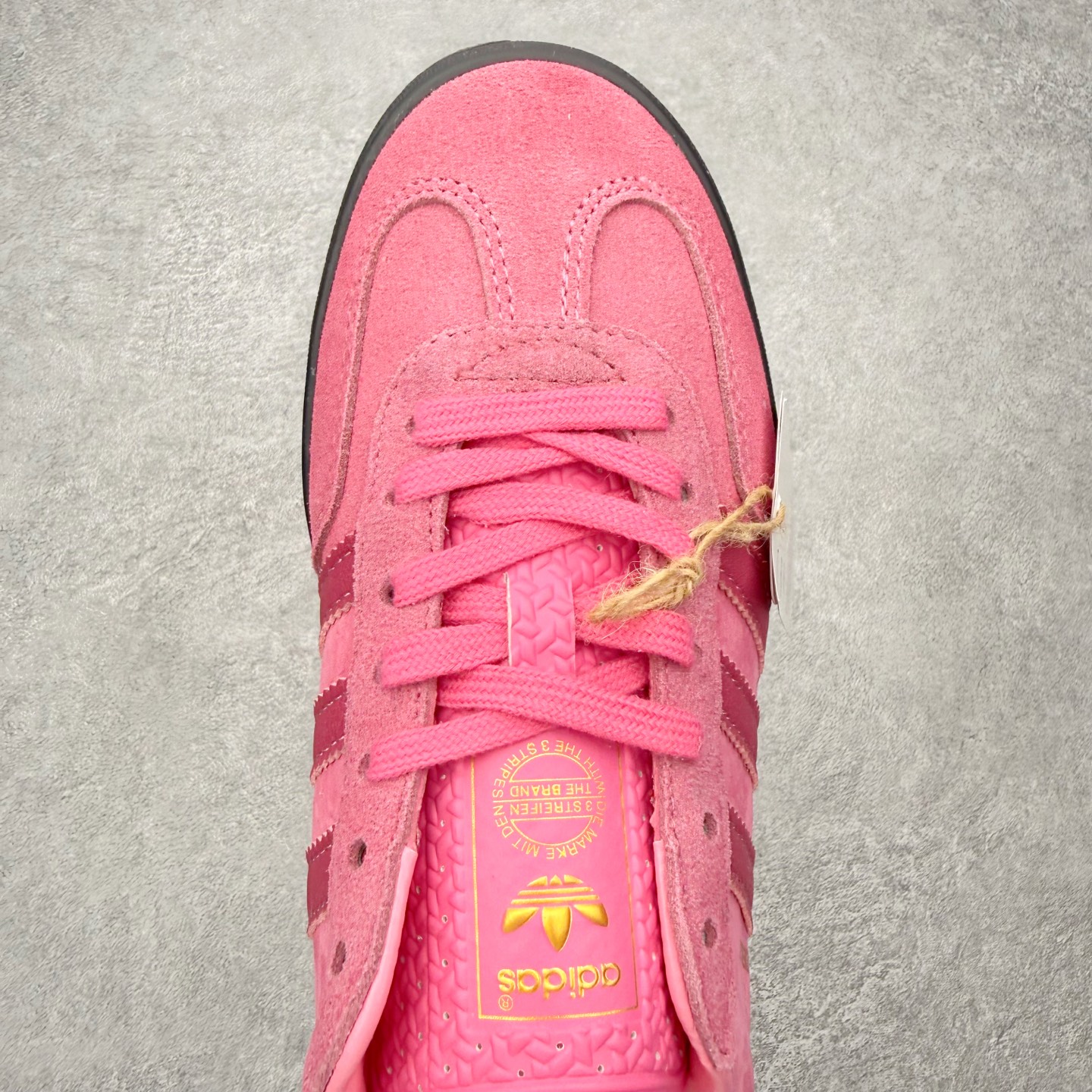 图片[4]-＃HZ AD Original Gazelle Indoor Trainers 瞪羚室内鞋系列低帮复古百搭休闲运动德训风板鞋 JI2585 口碑大厂出品 全网最全AD系列 品控大底版型不断改良更新 全套原纸板楦头开发 确保原汁原味 完美呈现桑巴版型 长期补货超性价比特供批次 原厂定制长毛翻毛皮组合环保纤维革鞋面材质 内置环保海玻璃鞋垫 外置RB橡胶大底 产品品控稳定性领先行业 原厂全套原楦原纸板冲刀磨具开发 原厂皮料加持 原厂港宝加持定型后跟R度完美 将复古进行到底 简约流畅 三十年不变经典 这款Gazelle运动鞋 无论面料、配色、质感或设计 都只在重现其1991年原款的经典 皮革鞋面 撞色三条纹和鞋跟标的设计 力求呈现90年代的经典复古风潮 Samba火热的同时 也带动了其它的复古鞋型 Gazelle便是其中一只 Gazelle Indoor拥有包边更宽的T字型鞋头 更好的保护运动员的前掌 浓浓的复古氛围感 非常适合现在流行的Cleanfit风格 尺码：36 36⅔ 37⅓ 38 38⅔ 39⅓ 40 40⅔ 41⅓ 42 42⅔ 43⅓ 44 44⅔ 45-选品中心