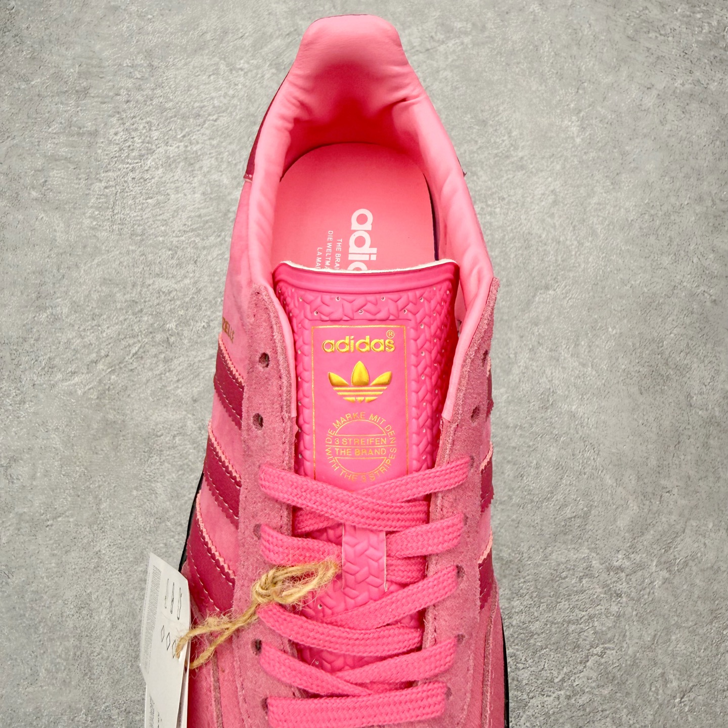 图片[5]-＃HZ AD Original Gazelle Indoor Trainers 瞪羚室内鞋系列低帮复古百搭休闲运动德训风板鞋 JI2585 口碑大厂出品 全网最全AD系列 品控大底版型不断改良更新 全套原纸板楦头开发 确保原汁原味 完美呈现桑巴版型 长期补货超性价比特供批次 原厂定制长毛翻毛皮组合环保纤维革鞋面材质 内置环保海玻璃鞋垫 外置RB橡胶大底 产品品控稳定性领先行业 原厂全套原楦原纸板冲刀磨具开发 原厂皮料加持 原厂港宝加持定型后跟R度完美 将复古进行到底 简约流畅 三十年不变经典 这款Gazelle运动鞋 无论面料、配色、质感或设计 都只在重现其1991年原款的经典 皮革鞋面 撞色三条纹和鞋跟标的设计 力求呈现90年代的经典复古风潮 Samba火热的同时 也带动了其它的复古鞋型 Gazelle便是其中一只 Gazelle Indoor拥有包边更宽的T字型鞋头 更好的保护运动员的前掌 浓浓的复古氛围感 非常适合现在流行的Cleanfit风格 尺码：36 36⅔ 37⅓ 38 38⅔ 39⅓ 40 40⅔ 41⅓ 42 42⅔ 43⅓ 44 44⅔ 45-选品中心