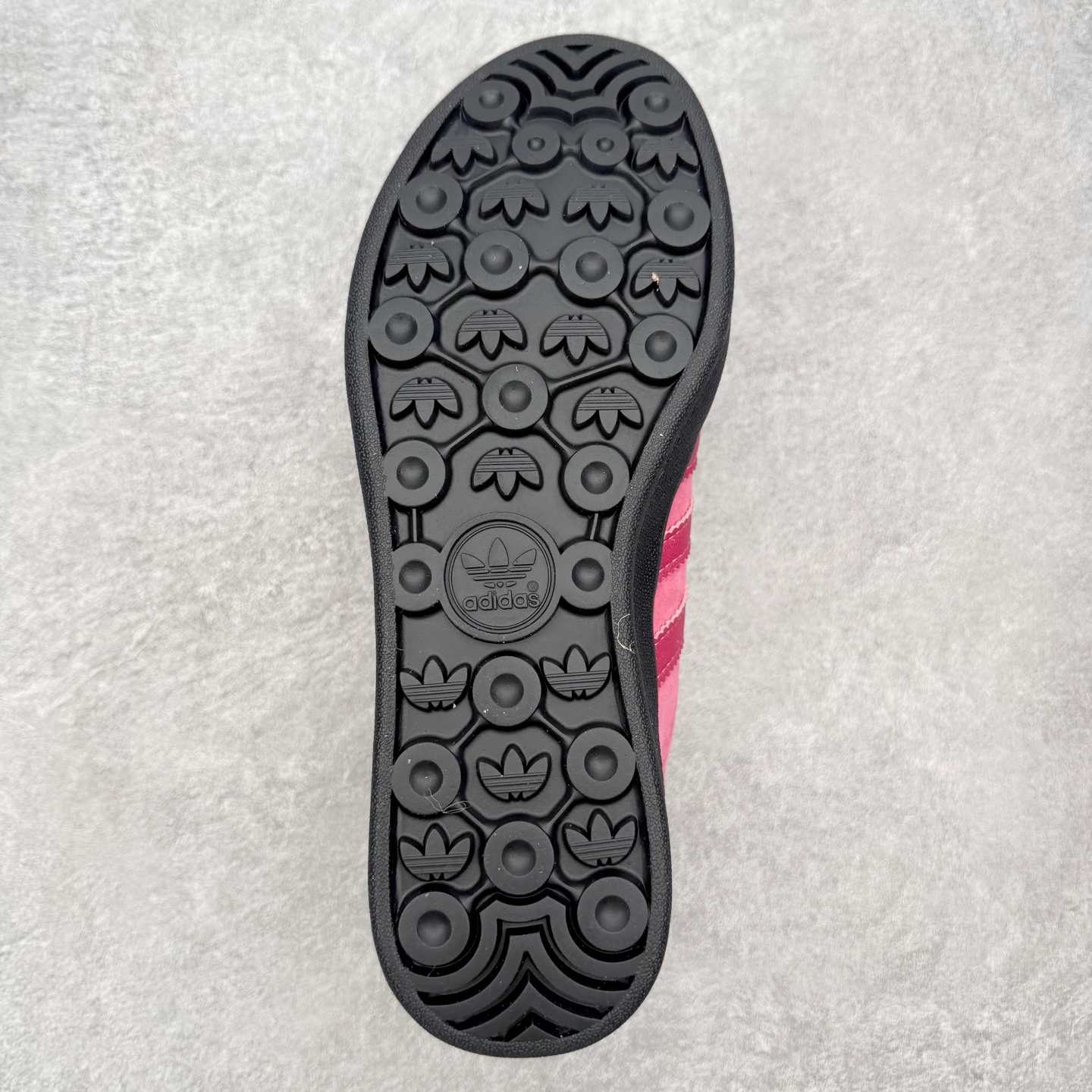 图片[9]-＃HZ AD Original Gazelle Indoor Trainers 瞪羚室内鞋系列低帮复古百搭休闲运动德训风板鞋 JI2585 口碑大厂出品 全网最全AD系列 品控大底版型不断改良更新 全套原纸板楦头开发 确保原汁原味 完美呈现桑巴版型 长期补货超性价比特供批次 原厂定制长毛翻毛皮组合环保纤维革鞋面材质 内置环保海玻璃鞋垫 外置RB橡胶大底 产品品控稳定性领先行业 原厂全套原楦原纸板冲刀磨具开发 原厂皮料加持 原厂港宝加持定型后跟R度完美 将复古进行到底 简约流畅 三十年不变经典 这款Gazelle运动鞋 无论面料、配色、质感或设计 都只在重现其1991年原款的经典 皮革鞋面 撞色三条纹和鞋跟标的设计 力求呈现90年代的经典复古风潮 Samba火热的同时 也带动了其它的复古鞋型 Gazelle便是其中一只 Gazelle Indoor拥有包边更宽的T字型鞋头 更好的保护运动员的前掌 浓浓的复古氛围感 非常适合现在流行的Cleanfit风格 尺码：36 36⅔ 37⅓ 38 38⅔ 39⅓ 40 40⅔ 41⅓ 42 42⅔ 43⅓ 44 44⅔ 45-选品中心