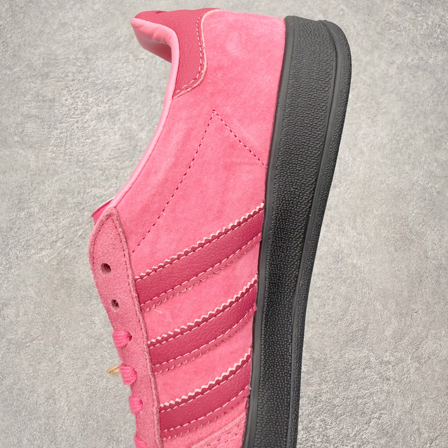 图片[7]-＃HZ AD Original Gazelle Indoor Trainers 瞪羚室内鞋系列低帮复古百搭休闲运动德训风板鞋 JI2585 口碑大厂出品 全网最全AD系列 品控大底版型不断改良更新 全套原纸板楦头开发 确保原汁原味 完美呈现桑巴版型 长期补货超性价比特供批次 原厂定制长毛翻毛皮组合环保纤维革鞋面材质 内置环保海玻璃鞋垫 外置RB橡胶大底 产品品控稳定性领先行业 原厂全套原楦原纸板冲刀磨具开发 原厂皮料加持 原厂港宝加持定型后跟R度完美 将复古进行到底 简约流畅 三十年不变经典 这款Gazelle运动鞋 无论面料、配色、质感或设计 都只在重现其1991年原款的经典 皮革鞋面 撞色三条纹和鞋跟标的设计 力求呈现90年代的经典复古风潮 Samba火热的同时 也带动了其它的复古鞋型 Gazelle便是其中一只 Gazelle Indoor拥有包边更宽的T字型鞋头 更好的保护运动员的前掌 浓浓的复古氛围感 非常适合现在流行的Cleanfit风格 尺码：36 36⅔ 37⅓ 38 38⅔ 39⅓ 40 40⅔ 41⅓ 42 42⅔ 43⅓ 44 44⅔ 45-选品中心