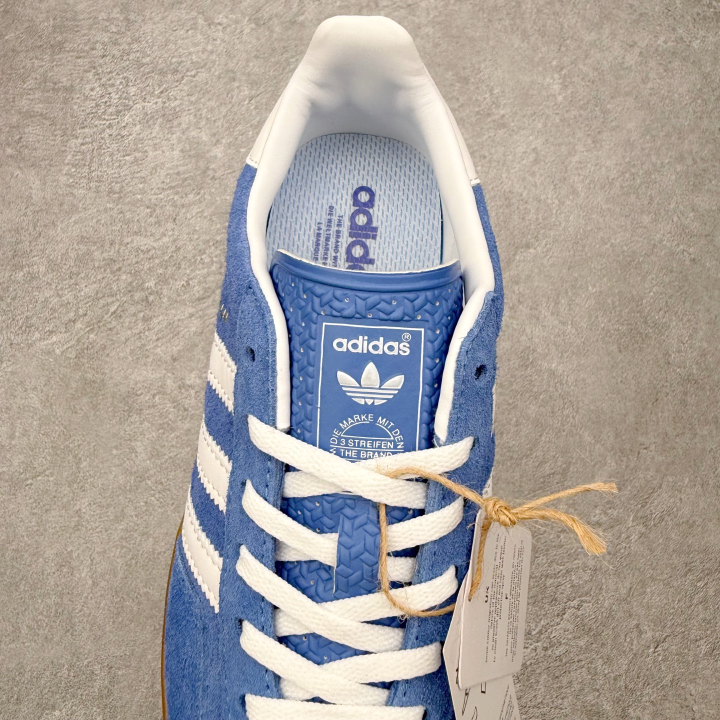图片[5]-＃HZ AD Original Gazelle Indoor Trainers 瞪羚室内鞋系列低帮复古百搭休闲运动德训风板鞋 HQ8717 口碑大厂出品 全网最全AD系列 品控大底版型不断改良更新 全套原纸板楦头开发 确保原汁原味 完美呈现桑巴版型 长期补货超性价比特供批次 原厂定制长毛翻毛皮组合环保纤维革鞋面材质 内置环保海玻璃鞋垫 外置RB橡胶大底 产品品控稳定性领先行业 原厂全套原楦原纸板冲刀磨具开发 原厂皮料加持 原厂港宝加持定型后跟R度完美 将复古进行到底 简约流畅 三十年不变经典 这款Gazelle运动鞋 无论面料、配色、质感或设计 都只在重现其1991年原款的经典 皮革鞋面 撞色三条纹和鞋跟标的设计 力求呈现90年代的经典复古风潮 Samba火热的同时 也带动了其它的复古鞋型 Gazelle便是其中一只 Gazelle Indoor拥有包边更宽的T字型鞋头 更好的保护运动员的前掌 浓浓的复古氛围感 非常适合现在流行的Cleanfit风格 尺码：36 36⅔ 37⅓ 38 38⅔ 39⅓ 40 40⅔ 41⅓ 42 42⅔ 43⅓ 44 44⅔ 45-选品中心