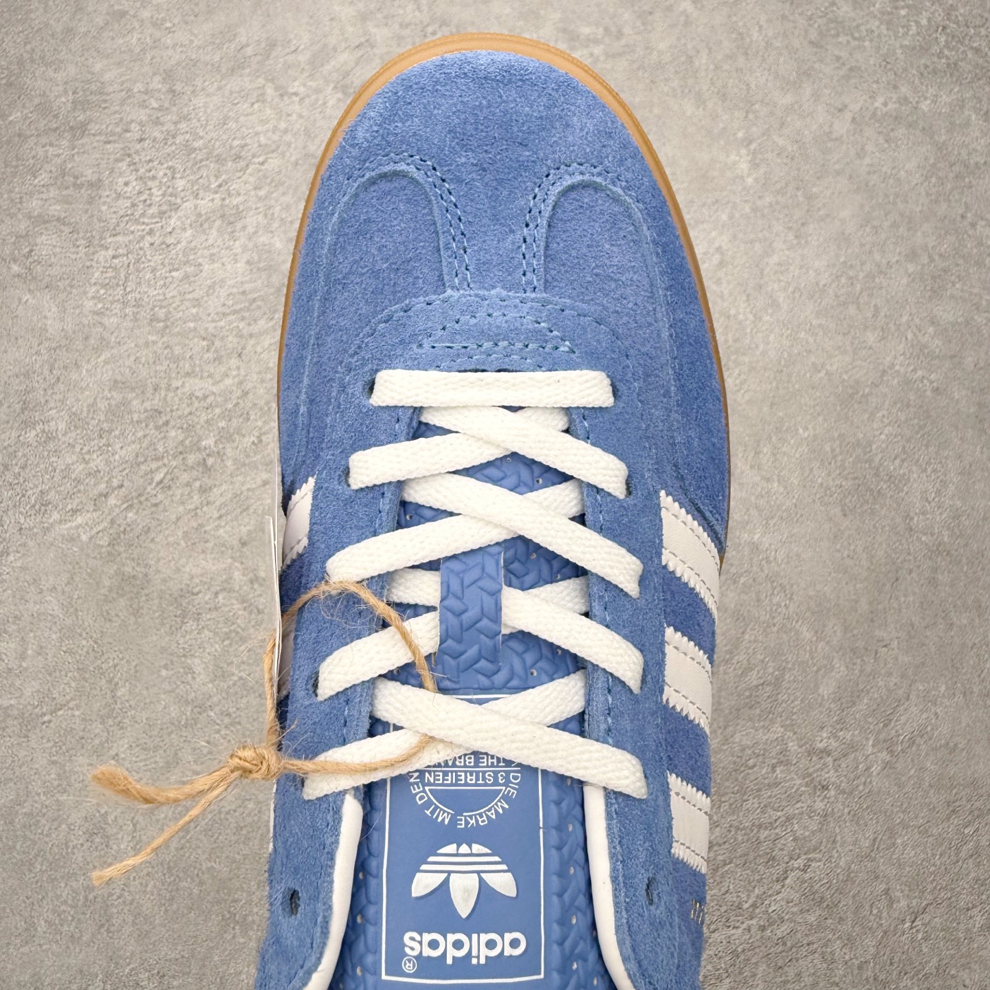 图片[4]-＃HZ AD Original Gazelle Indoor Trainers 瞪羚室内鞋系列低帮复古百搭休闲运动德训风板鞋 HQ8717 口碑大厂出品 全网最全AD系列 品控大底版型不断改良更新 全套原纸板楦头开发 确保原汁原味 完美呈现桑巴版型 长期补货超性价比特供批次 原厂定制长毛翻毛皮组合环保纤维革鞋面材质 内置环保海玻璃鞋垫 外置RB橡胶大底 产品品控稳定性领先行业 原厂全套原楦原纸板冲刀磨具开发 原厂皮料加持 原厂港宝加持定型后跟R度完美 将复古进行到底 简约流畅 三十年不变经典 这款Gazelle运动鞋 无论面料、配色、质感或设计 都只在重现其1991年原款的经典 皮革鞋面 撞色三条纹和鞋跟标的设计 力求呈现90年代的经典复古风潮 Samba火热的同时 也带动了其它的复古鞋型 Gazelle便是其中一只 Gazelle Indoor拥有包边更宽的T字型鞋头 更好的保护运动员的前掌 浓浓的复古氛围感 非常适合现在流行的Cleanfit风格 尺码：36 36⅔ 37⅓ 38 38⅔ 39⅓ 40 40⅔ 41⅓ 42 42⅔ 43⅓ 44 44⅔ 45-选品中心