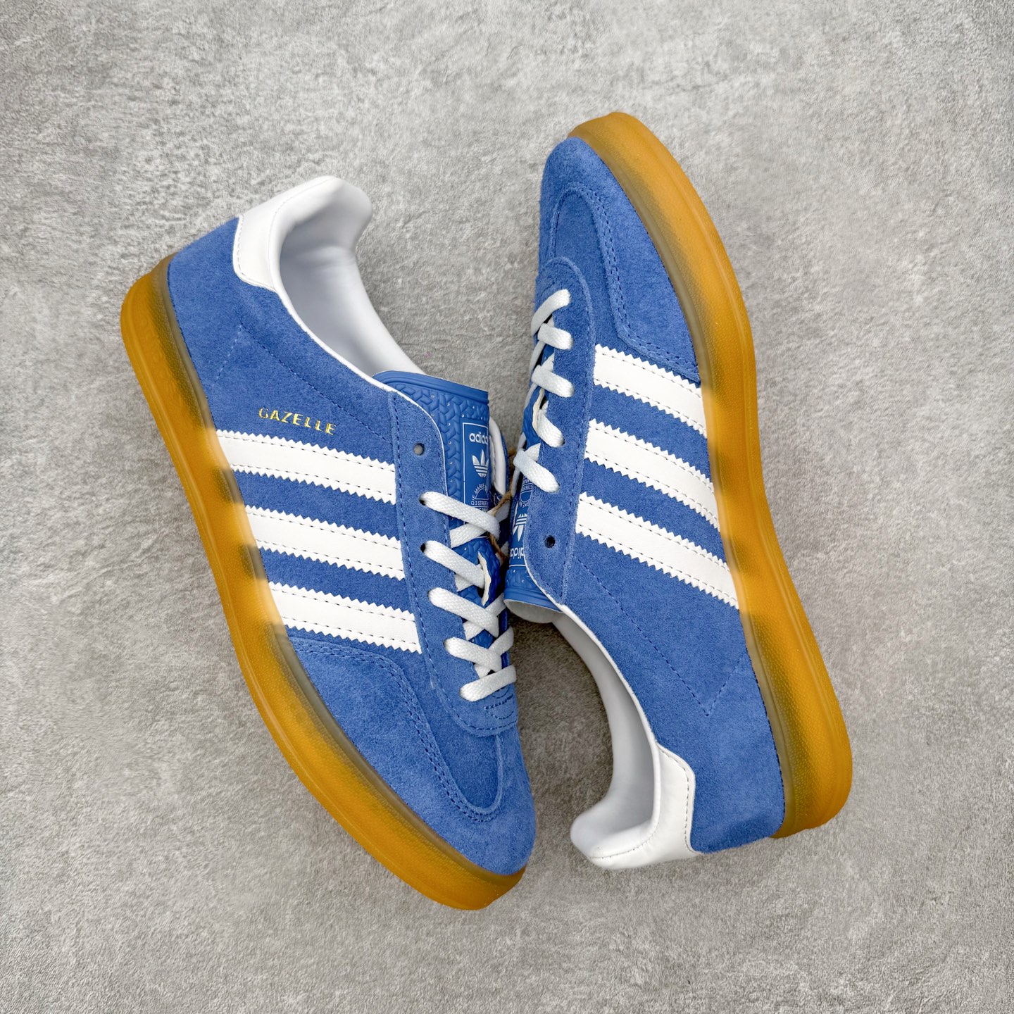 图片[3]-＃HZ AD Original Gazelle Indoor Trainers 瞪羚室内鞋系列低帮复古百搭休闲运动德训风板鞋 HQ8717 口碑大厂出品 全网最全AD系列 品控大底版型不断改良更新 全套原纸板楦头开发 确保原汁原味 完美呈现桑巴版型 长期补货超性价比特供批次 原厂定制长毛翻毛皮组合环保纤维革鞋面材质 内置环保海玻璃鞋垫 外置RB橡胶大底 产品品控稳定性领先行业 原厂全套原楦原纸板冲刀磨具开发 原厂皮料加持 原厂港宝加持定型后跟R度完美 将复古进行到底 简约流畅 三十年不变经典 这款Gazelle运动鞋 无论面料、配色、质感或设计 都只在重现其1991年原款的经典 皮革鞋面 撞色三条纹和鞋跟标的设计 力求呈现90年代的经典复古风潮 Samba火热的同时 也带动了其它的复古鞋型 Gazelle便是其中一只 Gazelle Indoor拥有包边更宽的T字型鞋头 更好的保护运动员的前掌 浓浓的复古氛围感 非常适合现在流行的Cleanfit风格 尺码：36 36⅔ 37⅓ 38 38⅔ 39⅓ 40 40⅔ 41⅓ 42 42⅔ 43⅓ 44 44⅔ 45-选品中心