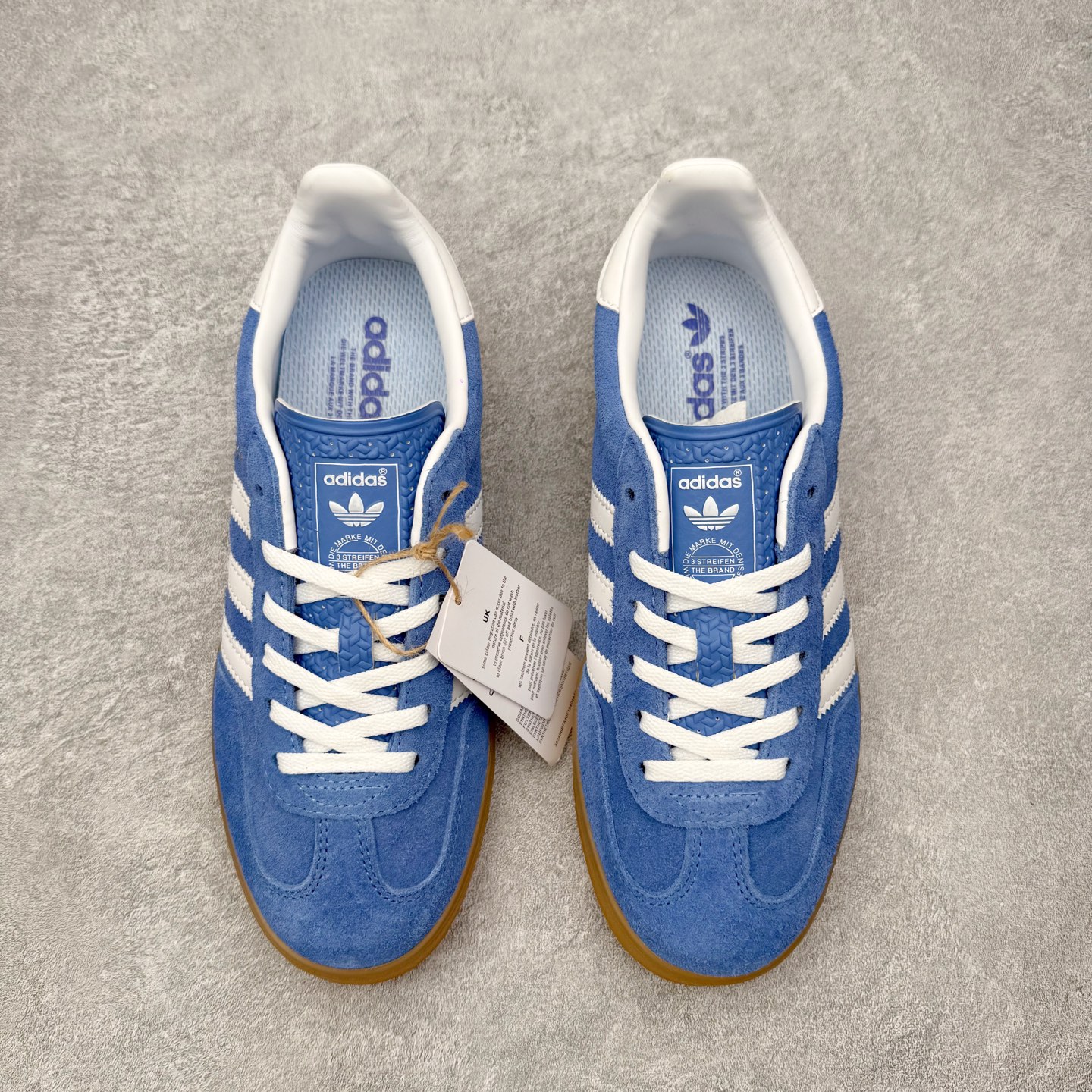 图片[2]-＃HZ AD Original Gazelle Indoor Trainers 瞪羚室内鞋系列低帮复古百搭休闲运动德训风板鞋 HQ8717 口碑大厂出品 全网最全AD系列 品控大底版型不断改良更新 全套原纸板楦头开发 确保原汁原味 完美呈现桑巴版型 长期补货超性价比特供批次 原厂定制长毛翻毛皮组合环保纤维革鞋面材质 内置环保海玻璃鞋垫 外置RB橡胶大底 产品品控稳定性领先行业 原厂全套原楦原纸板冲刀磨具开发 原厂皮料加持 原厂港宝加持定型后跟R度完美 将复古进行到底 简约流畅 三十年不变经典 这款Gazelle运动鞋 无论面料、配色、质感或设计 都只在重现其1991年原款的经典 皮革鞋面 撞色三条纹和鞋跟标的设计 力求呈现90年代的经典复古风潮 Samba火热的同时 也带动了其它的复古鞋型 Gazelle便是其中一只 Gazelle Indoor拥有包边更宽的T字型鞋头 更好的保护运动员的前掌 浓浓的复古氛围感 非常适合现在流行的Cleanfit风格 尺码：36 36⅔ 37⅓ 38 38⅔ 39⅓ 40 40⅔ 41⅓ 42 42⅔ 43⅓ 44 44⅔ 45-选品中心