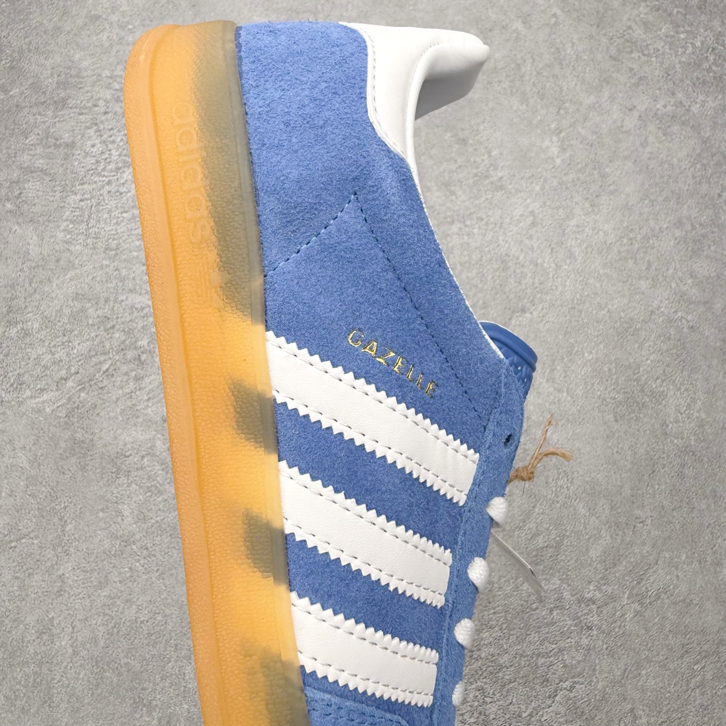 图片[6]-＃HZ AD Original Gazelle Indoor Trainers 瞪羚室内鞋系列低帮复古百搭休闲运动德训风板鞋 HQ8717 口碑大厂出品 全网最全AD系列 品控大底版型不断改良更新 全套原纸板楦头开发 确保原汁原味 完美呈现桑巴版型 长期补货超性价比特供批次 原厂定制长毛翻毛皮组合环保纤维革鞋面材质 内置环保海玻璃鞋垫 外置RB橡胶大底 产品品控稳定性领先行业 原厂全套原楦原纸板冲刀磨具开发 原厂皮料加持 原厂港宝加持定型后跟R度完美 将复古进行到底 简约流畅 三十年不变经典 这款Gazelle运动鞋 无论面料、配色、质感或设计 都只在重现其1991年原款的经典 皮革鞋面 撞色三条纹和鞋跟标的设计 力求呈现90年代的经典复古风潮 Samba火热的同时 也带动了其它的复古鞋型 Gazelle便是其中一只 Gazelle Indoor拥有包边更宽的T字型鞋头 更好的保护运动员的前掌 浓浓的复古氛围感 非常适合现在流行的Cleanfit风格 尺码：36 36⅔ 37⅓ 38 38⅔ 39⅓ 40 40⅔ 41⅓ 42 42⅔ 43⅓ 44 44⅔ 45-选品中心