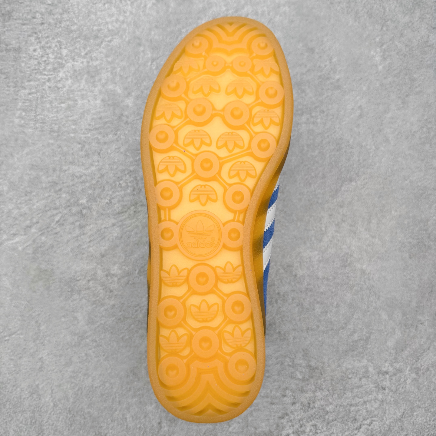 图片[9]-＃HZ AD Original Gazelle Indoor Trainers 瞪羚室内鞋系列低帮复古百搭休闲运动德训风板鞋 HQ8717 口碑大厂出品 全网最全AD系列 品控大底版型不断改良更新 全套原纸板楦头开发 确保原汁原味 完美呈现桑巴版型 长期补货超性价比特供批次 原厂定制长毛翻毛皮组合环保纤维革鞋面材质 内置环保海玻璃鞋垫 外置RB橡胶大底 产品品控稳定性领先行业 原厂全套原楦原纸板冲刀磨具开发 原厂皮料加持 原厂港宝加持定型后跟R度完美 将复古进行到底 简约流畅 三十年不变经典 这款Gazelle运动鞋 无论面料、配色、质感或设计 都只在重现其1991年原款的经典 皮革鞋面 撞色三条纹和鞋跟标的设计 力求呈现90年代的经典复古风潮 Samba火热的同时 也带动了其它的复古鞋型 Gazelle便是其中一只 Gazelle Indoor拥有包边更宽的T字型鞋头 更好的保护运动员的前掌 浓浓的复古氛围感 非常适合现在流行的Cleanfit风格 尺码：36 36⅔ 37⅓ 38 38⅔ 39⅓ 40 40⅔ 41⅓ 42 42⅔ 43⅓ 44 44⅔ 45-选品中心