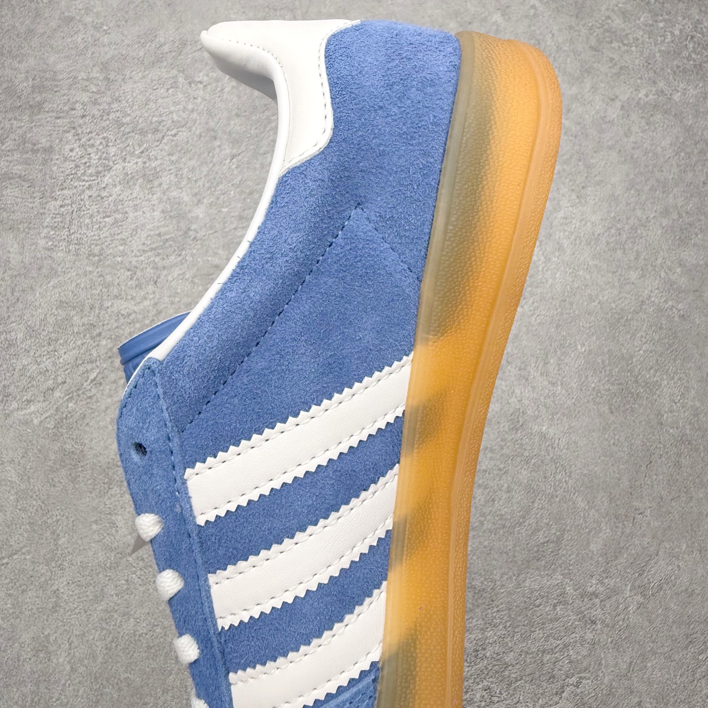 图片[7]-＃HZ AD Original Gazelle Indoor Trainers 瞪羚室内鞋系列低帮复古百搭休闲运动德训风板鞋 HQ8717 口碑大厂出品 全网最全AD系列 品控大底版型不断改良更新 全套原纸板楦头开发 确保原汁原味 完美呈现桑巴版型 长期补货超性价比特供批次 原厂定制长毛翻毛皮组合环保纤维革鞋面材质 内置环保海玻璃鞋垫 外置RB橡胶大底 产品品控稳定性领先行业 原厂全套原楦原纸板冲刀磨具开发 原厂皮料加持 原厂港宝加持定型后跟R度完美 将复古进行到底 简约流畅 三十年不变经典 这款Gazelle运动鞋 无论面料、配色、质感或设计 都只在重现其1991年原款的经典 皮革鞋面 撞色三条纹和鞋跟标的设计 力求呈现90年代的经典复古风潮 Samba火热的同时 也带动了其它的复古鞋型 Gazelle便是其中一只 Gazelle Indoor拥有包边更宽的T字型鞋头 更好的保护运动员的前掌 浓浓的复古氛围感 非常适合现在流行的Cleanfit风格 尺码：36 36⅔ 37⅓ 38 38⅔ 39⅓ 40 40⅔ 41⅓ 42 42⅔ 43⅓ 44 44⅔ 45-选品中心