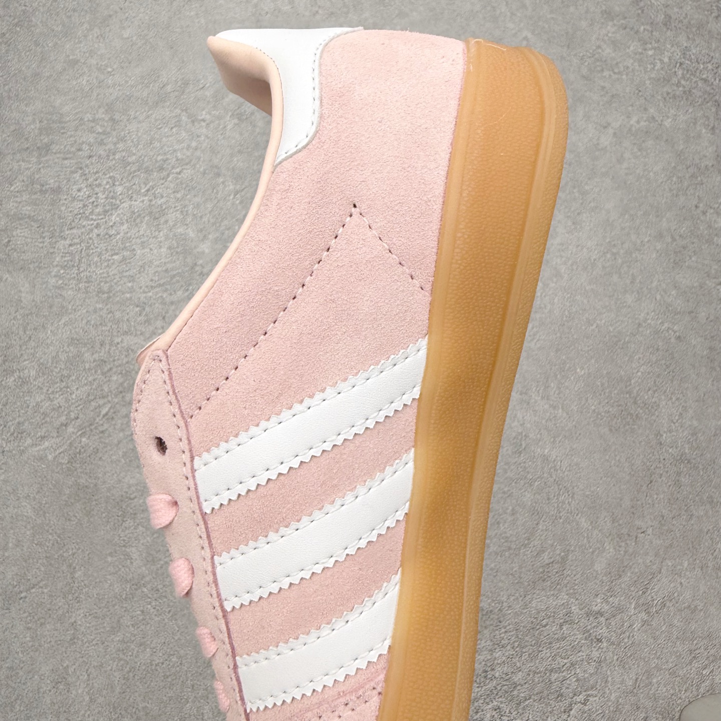 图片[7]-＃HZ AD Original Gazelle Indoor Trainers 瞪羚室内鞋系列低帮复古百搭休闲运动德训风板鞋 IH5484 口碑大厂出品 全网最全AD系列 品控大底版型不断改良更新 全套原纸板楦头开发 确保原汁原味 完美呈现桑巴版型 长期补货超性价比特供批次 原厂定制长毛翻毛皮组合环保纤维革鞋面材质 内置环保海玻璃鞋垫 外置RB橡胶大底 产品品控稳定性领先行业 原厂全套原楦原纸板冲刀磨具开发 原厂皮料加持 原厂港宝加持定型后跟R度完美 将复古进行到底 简约流畅 三十年不变经典 这款Gazelle运动鞋 无论面料、配色、质感或设计 都只在重现其1991年原款的经典 皮革鞋面 撞色三条纹和鞋跟标的设计 力求呈现90年代的经典复古风潮 Samba火热的同时 也带动了其它的复古鞋型 Gazelle便是其中一只 Gazelle Indoor拥有包边更宽的T字型鞋头 更好的保护运动员的前掌 浓浓的复古氛围感 非常适合现在流行的Cleanfit风格 尺码：36 36⅔ 37⅓ 38 38⅔ 39⅓ 40 40⅔ 41⅓ 42 42⅔ 43⅓ 44 44⅔ 45-选品中心
