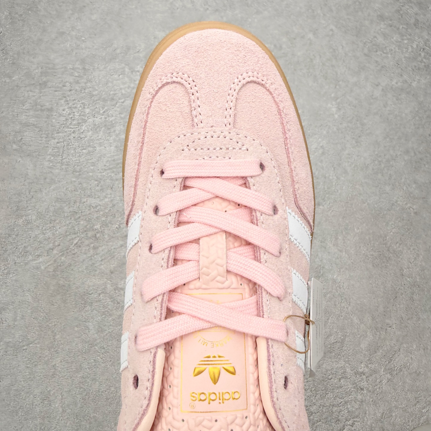 图片[4]-＃HZ AD Original Gazelle Indoor Trainers 瞪羚室内鞋系列低帮复古百搭休闲运动德训风板鞋 IH5484 口碑大厂出品 全网最全AD系列 品控大底版型不断改良更新 全套原纸板楦头开发 确保原汁原味 完美呈现桑巴版型 长期补货超性价比特供批次 原厂定制长毛翻毛皮组合环保纤维革鞋面材质 内置环保海玻璃鞋垫 外置RB橡胶大底 产品品控稳定性领先行业 原厂全套原楦原纸板冲刀磨具开发 原厂皮料加持 原厂港宝加持定型后跟R度完美 将复古进行到底 简约流畅 三十年不变经典 这款Gazelle运动鞋 无论面料、配色、质感或设计 都只在重现其1991年原款的经典 皮革鞋面 撞色三条纹和鞋跟标的设计 力求呈现90年代的经典复古风潮 Samba火热的同时 也带动了其它的复古鞋型 Gazelle便是其中一只 Gazelle Indoor拥有包边更宽的T字型鞋头 更好的保护运动员的前掌 浓浓的复古氛围感 非常适合现在流行的Cleanfit风格 尺码：36 36⅔ 37⅓ 38 38⅔ 39⅓ 40 40⅔ 41⅓ 42 42⅔ 43⅓ 44 44⅔ 45-选品中心