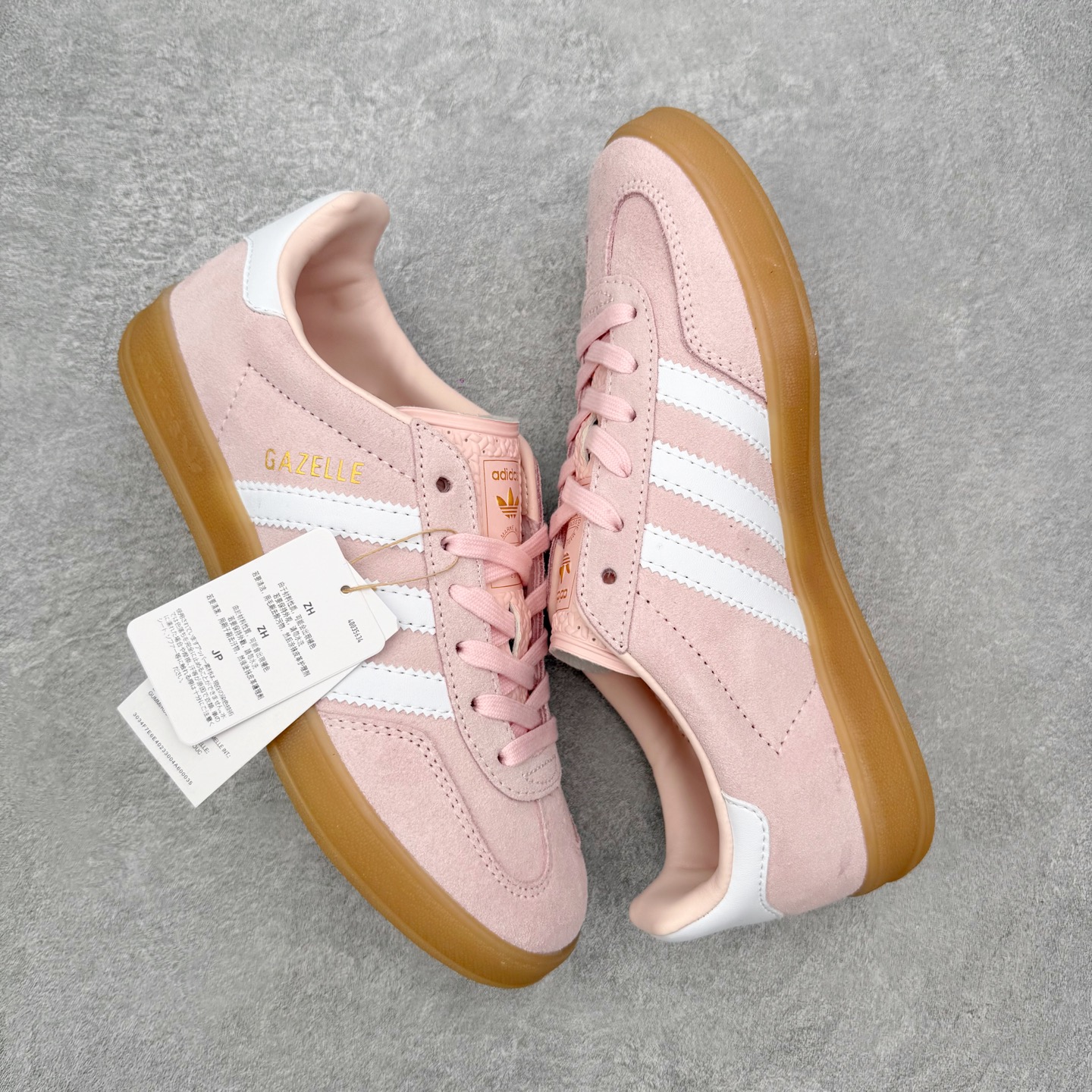 图片[3]-＃HZ AD Original Gazelle Indoor Trainers 瞪羚室内鞋系列低帮复古百搭休闲运动德训风板鞋 IH5484 口碑大厂出品 全网最全AD系列 品控大底版型不断改良更新 全套原纸板楦头开发 确保原汁原味 完美呈现桑巴版型 长期补货超性价比特供批次 原厂定制长毛翻毛皮组合环保纤维革鞋面材质 内置环保海玻璃鞋垫 外置RB橡胶大底 产品品控稳定性领先行业 原厂全套原楦原纸板冲刀磨具开发 原厂皮料加持 原厂港宝加持定型后跟R度完美 将复古进行到底 简约流畅 三十年不变经典 这款Gazelle运动鞋 无论面料、配色、质感或设计 都只在重现其1991年原款的经典 皮革鞋面 撞色三条纹和鞋跟标的设计 力求呈现90年代的经典复古风潮 Samba火热的同时 也带动了其它的复古鞋型 Gazelle便是其中一只 Gazelle Indoor拥有包边更宽的T字型鞋头 更好的保护运动员的前掌 浓浓的复古氛围感 非常适合现在流行的Cleanfit风格 尺码：36 36⅔ 37⅓ 38 38⅔ 39⅓ 40 40⅔ 41⅓ 42 42⅔ 43⅓ 44 44⅔ 45-选品中心