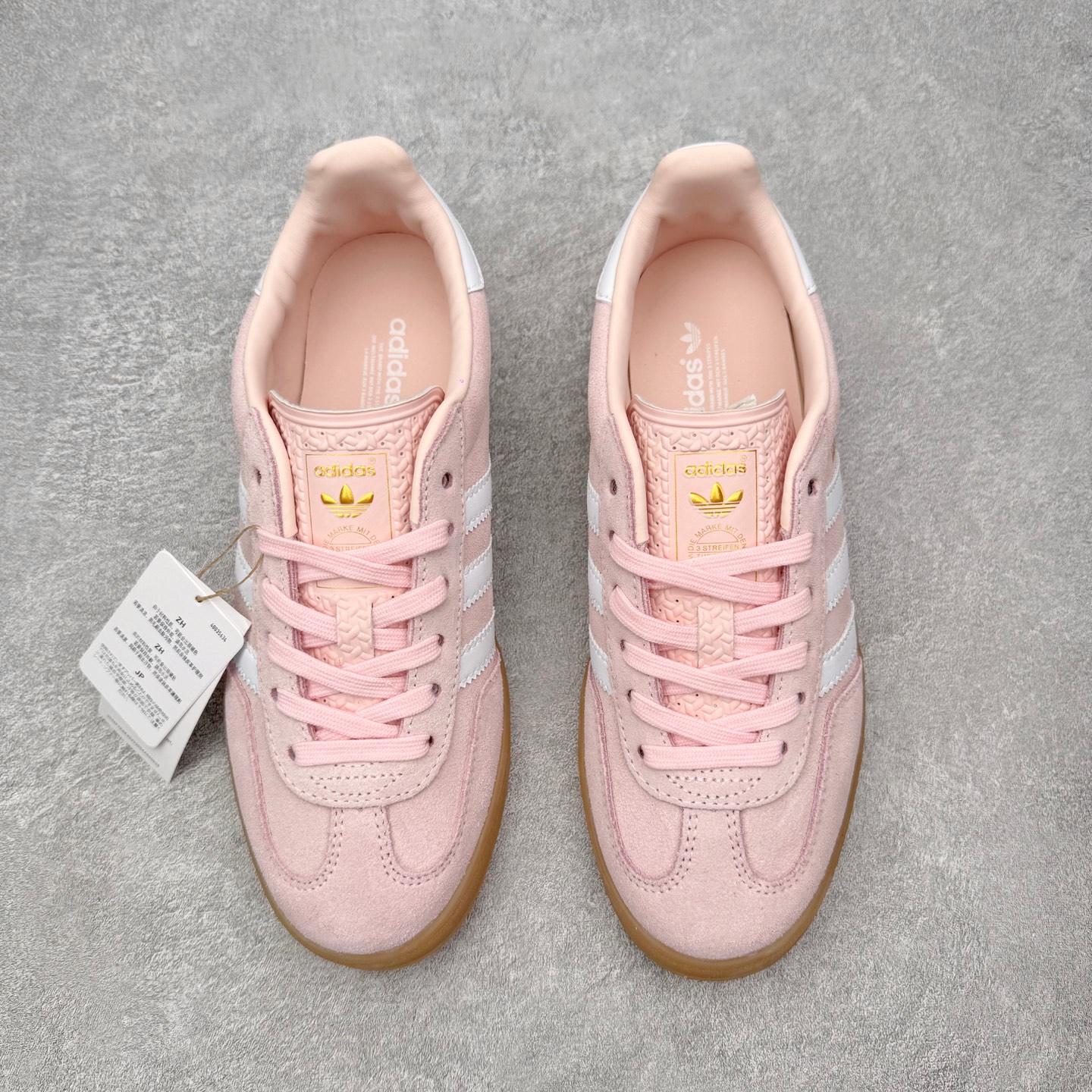图片[2]-＃HZ AD Original Gazelle Indoor Trainers 瞪羚室内鞋系列低帮复古百搭休闲运动德训风板鞋 IH5484 口碑大厂出品 全网最全AD系列 品控大底版型不断改良更新 全套原纸板楦头开发 确保原汁原味 完美呈现桑巴版型 长期补货超性价比特供批次 原厂定制长毛翻毛皮组合环保纤维革鞋面材质 内置环保海玻璃鞋垫 外置RB橡胶大底 产品品控稳定性领先行业 原厂全套原楦原纸板冲刀磨具开发 原厂皮料加持 原厂港宝加持定型后跟R度完美 将复古进行到底 简约流畅 三十年不变经典 这款Gazelle运动鞋 无论面料、配色、质感或设计 都只在重现其1991年原款的经典 皮革鞋面 撞色三条纹和鞋跟标的设计 力求呈现90年代的经典复古风潮 Samba火热的同时 也带动了其它的复古鞋型 Gazelle便是其中一只 Gazelle Indoor拥有包边更宽的T字型鞋头 更好的保护运动员的前掌 浓浓的复古氛围感 非常适合现在流行的Cleanfit风格 尺码：36 36⅔ 37⅓ 38 38⅔ 39⅓ 40 40⅔ 41⅓ 42 42⅔ 43⅓ 44 44⅔ 45-选品中心