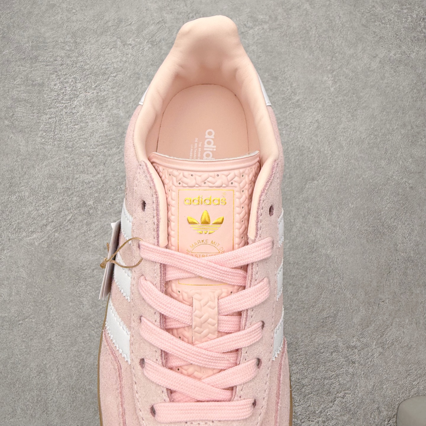 图片[5]-＃HZ AD Original Gazelle Indoor Trainers 瞪羚室内鞋系列低帮复古百搭休闲运动德训风板鞋 IH5484 口碑大厂出品 全网最全AD系列 品控大底版型不断改良更新 全套原纸板楦头开发 确保原汁原味 完美呈现桑巴版型 长期补货超性价比特供批次 原厂定制长毛翻毛皮组合环保纤维革鞋面材质 内置环保海玻璃鞋垫 外置RB橡胶大底 产品品控稳定性领先行业 原厂全套原楦原纸板冲刀磨具开发 原厂皮料加持 原厂港宝加持定型后跟R度完美 将复古进行到底 简约流畅 三十年不变经典 这款Gazelle运动鞋 无论面料、配色、质感或设计 都只在重现其1991年原款的经典 皮革鞋面 撞色三条纹和鞋跟标的设计 力求呈现90年代的经典复古风潮 Samba火热的同时 也带动了其它的复古鞋型 Gazelle便是其中一只 Gazelle Indoor拥有包边更宽的T字型鞋头 更好的保护运动员的前掌 浓浓的复古氛围感 非常适合现在流行的Cleanfit风格 尺码：36 36⅔ 37⅓ 38 38⅔ 39⅓ 40 40⅔ 41⅓ 42 42⅔ 43⅓ 44 44⅔ 45-选品中心