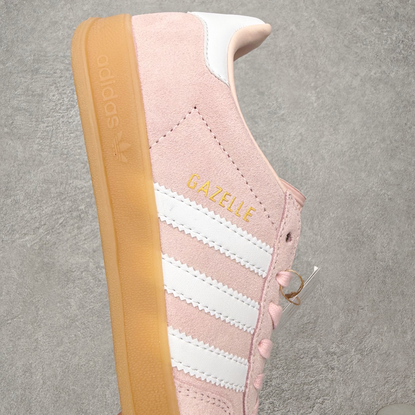 图片[6]-＃HZ AD Original Gazelle Indoor Trainers 瞪羚室内鞋系列低帮复古百搭休闲运动德训风板鞋 IH5484 口碑大厂出品 全网最全AD系列 品控大底版型不断改良更新 全套原纸板楦头开发 确保原汁原味 完美呈现桑巴版型 长期补货超性价比特供批次 原厂定制长毛翻毛皮组合环保纤维革鞋面材质 内置环保海玻璃鞋垫 外置RB橡胶大底 产品品控稳定性领先行业 原厂全套原楦原纸板冲刀磨具开发 原厂皮料加持 原厂港宝加持定型后跟R度完美 将复古进行到底 简约流畅 三十年不变经典 这款Gazelle运动鞋 无论面料、配色、质感或设计 都只在重现其1991年原款的经典 皮革鞋面 撞色三条纹和鞋跟标的设计 力求呈现90年代的经典复古风潮 Samba火热的同时 也带动了其它的复古鞋型 Gazelle便是其中一只 Gazelle Indoor拥有包边更宽的T字型鞋头 更好的保护运动员的前掌 浓浓的复古氛围感 非常适合现在流行的Cleanfit风格 尺码：36 36⅔ 37⅓ 38 38⅔ 39⅓ 40 40⅔ 41⅓ 42 42⅔ 43⅓ 44 44⅔ 45-选品中心