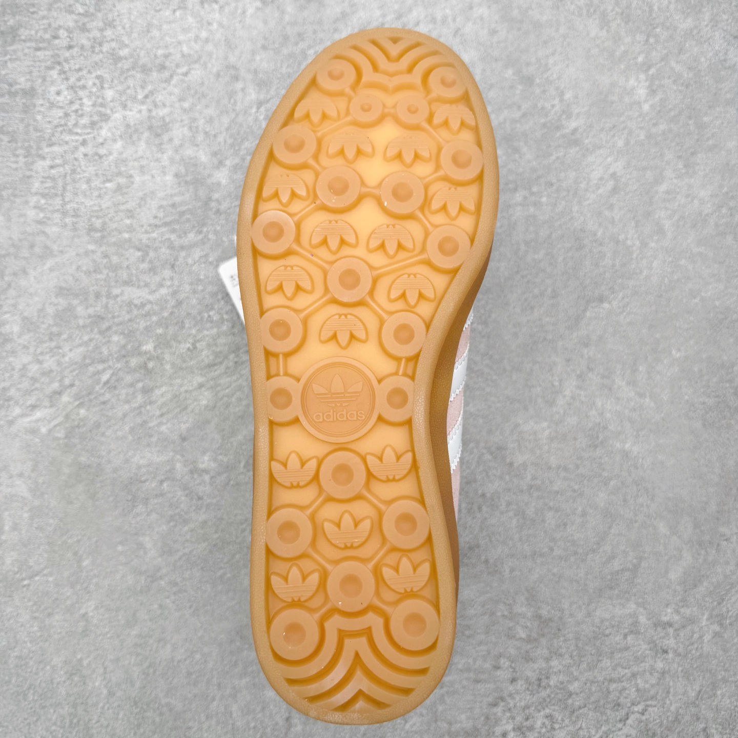 图片[9]-＃HZ AD Original Gazelle Indoor Trainers 瞪羚室内鞋系列低帮复古百搭休闲运动德训风板鞋 IH5484 口碑大厂出品 全网最全AD系列 品控大底版型不断改良更新 全套原纸板楦头开发 确保原汁原味 完美呈现桑巴版型 长期补货超性价比特供批次 原厂定制长毛翻毛皮组合环保纤维革鞋面材质 内置环保海玻璃鞋垫 外置RB橡胶大底 产品品控稳定性领先行业 原厂全套原楦原纸板冲刀磨具开发 原厂皮料加持 原厂港宝加持定型后跟R度完美 将复古进行到底 简约流畅 三十年不变经典 这款Gazelle运动鞋 无论面料、配色、质感或设计 都只在重现其1991年原款的经典 皮革鞋面 撞色三条纹和鞋跟标的设计 力求呈现90年代的经典复古风潮 Samba火热的同时 也带动了其它的复古鞋型 Gazelle便是其中一只 Gazelle Indoor拥有包边更宽的T字型鞋头 更好的保护运动员的前掌 浓浓的复古氛围感 非常适合现在流行的Cleanfit风格 尺码：36 36⅔ 37⅓ 38 38⅔ 39⅓ 40 40⅔ 41⅓ 42 42⅔ 43⅓ 44 44⅔ 45-选品中心