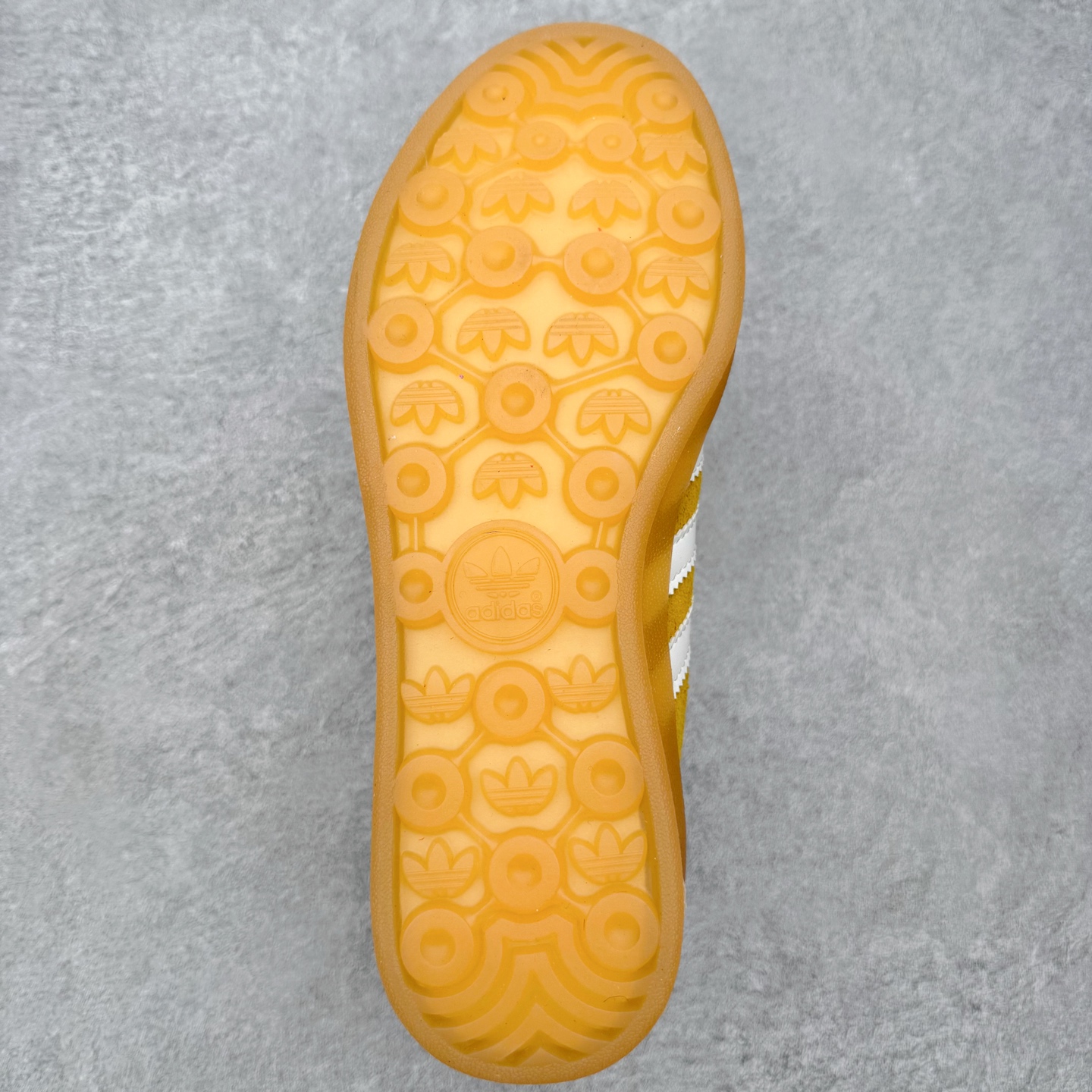 图片[9]-＃HZ AD Original Gazelle Indoor Trainers 瞪羚室内鞋系列低帮复古百搭休闲运动德训风板鞋 HQ8716 口碑大厂出品 全网最全AD系列 品控大底版型不断改良更新 全套原纸板楦头开发 确保原汁原味 完美呈现桑巴版型 长期补货超性价比特供批次 原厂定制长毛翻毛皮组合环保纤维革鞋面材质 内置环保海玻璃鞋垫 外置RB橡胶大底 产品品控稳定性领先行业 原厂全套原楦原纸板冲刀磨具开发 原厂皮料加持 原厂港宝加持定型后跟R度完美 将复古进行到底 简约流畅 三十年不变经典 这款Gazelle运动鞋 无论面料、配色、质感或设计 都只在重现其1991年原款的经典 皮革鞋面 撞色三条纹和鞋跟标的设计 力求呈现90年代的经典复古风潮 Samba火热的同时 也带动了其它的复古鞋型 Gazelle便是其中一只 Gazelle Indoor拥有包边更宽的T字型鞋头 更好的保护运动员的前掌 浓浓的复古氛围感 非常适合现在流行的Cleanfit风格 尺码：36 36⅔ 37⅓ 38 38⅔ 39⅓ 40 40⅔ 41⅓ 42 42⅔ 43⅓ 44 44⅔ 45-选品中心