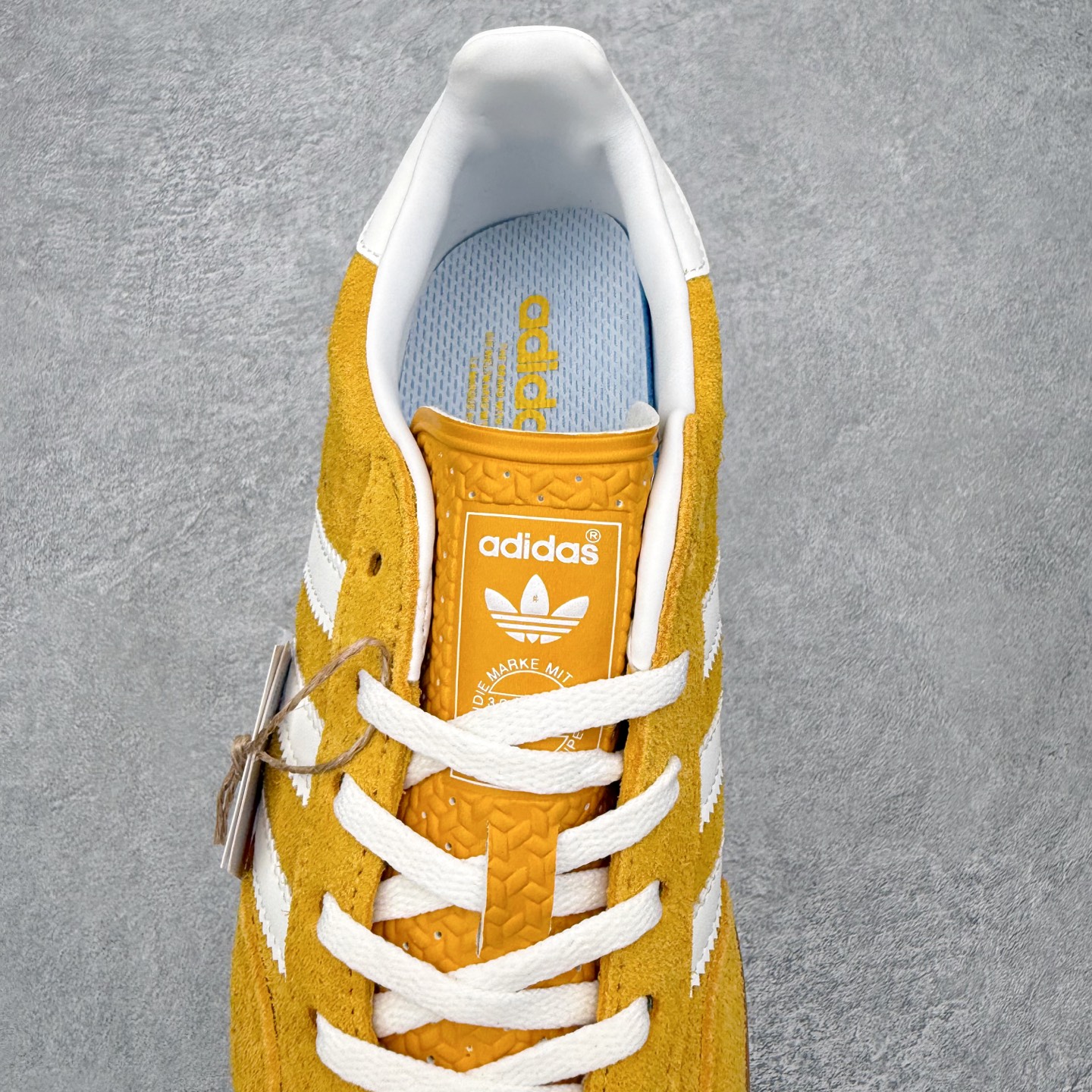 图片[5]-＃HZ AD Original Gazelle Indoor Trainers 瞪羚室内鞋系列低帮复古百搭休闲运动德训风板鞋 HQ8716 口碑大厂出品 全网最全AD系列 品控大底版型不断改良更新 全套原纸板楦头开发 确保原汁原味 完美呈现桑巴版型 长期补货超性价比特供批次 原厂定制长毛翻毛皮组合环保纤维革鞋面材质 内置环保海玻璃鞋垫 外置RB橡胶大底 产品品控稳定性领先行业 原厂全套原楦原纸板冲刀磨具开发 原厂皮料加持 原厂港宝加持定型后跟R度完美 将复古进行到底 简约流畅 三十年不变经典 这款Gazelle运动鞋 无论面料、配色、质感或设计 都只在重现其1991年原款的经典 皮革鞋面 撞色三条纹和鞋跟标的设计 力求呈现90年代的经典复古风潮 Samba火热的同时 也带动了其它的复古鞋型 Gazelle便是其中一只 Gazelle Indoor拥有包边更宽的T字型鞋头 更好的保护运动员的前掌 浓浓的复古氛围感 非常适合现在流行的Cleanfit风格 尺码：36 36⅔ 37⅓ 38 38⅔ 39⅓ 40 40⅔ 41⅓ 42 42⅔ 43⅓ 44 44⅔ 45-选品中心