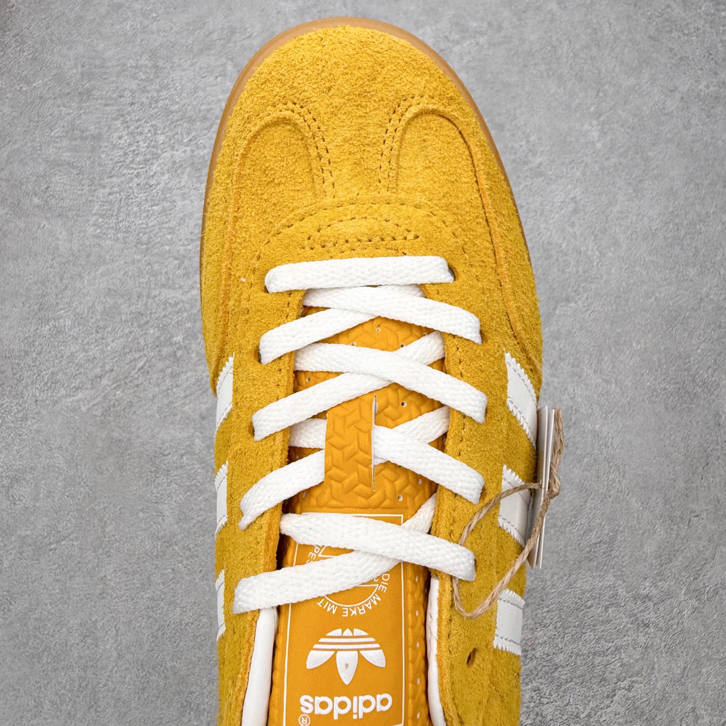 图片[4]-＃HZ AD Original Gazelle Indoor Trainers 瞪羚室内鞋系列低帮复古百搭休闲运动德训风板鞋 HQ8716 口碑大厂出品 全网最全AD系列 品控大底版型不断改良更新 全套原纸板楦头开发 确保原汁原味 完美呈现桑巴版型 长期补货超性价比特供批次 原厂定制长毛翻毛皮组合环保纤维革鞋面材质 内置环保海玻璃鞋垫 外置RB橡胶大底 产品品控稳定性领先行业 原厂全套原楦原纸板冲刀磨具开发 原厂皮料加持 原厂港宝加持定型后跟R度完美 将复古进行到底 简约流畅 三十年不变经典 这款Gazelle运动鞋 无论面料、配色、质感或设计 都只在重现其1991年原款的经典 皮革鞋面 撞色三条纹和鞋跟标的设计 力求呈现90年代的经典复古风潮 Samba火热的同时 也带动了其它的复古鞋型 Gazelle便是其中一只 Gazelle Indoor拥有包边更宽的T字型鞋头 更好的保护运动员的前掌 浓浓的复古氛围感 非常适合现在流行的Cleanfit风格 尺码：36 36⅔ 37⅓ 38 38⅔ 39⅓ 40 40⅔ 41⅓ 42 42⅔ 43⅓ 44 44⅔ 45-选品中心