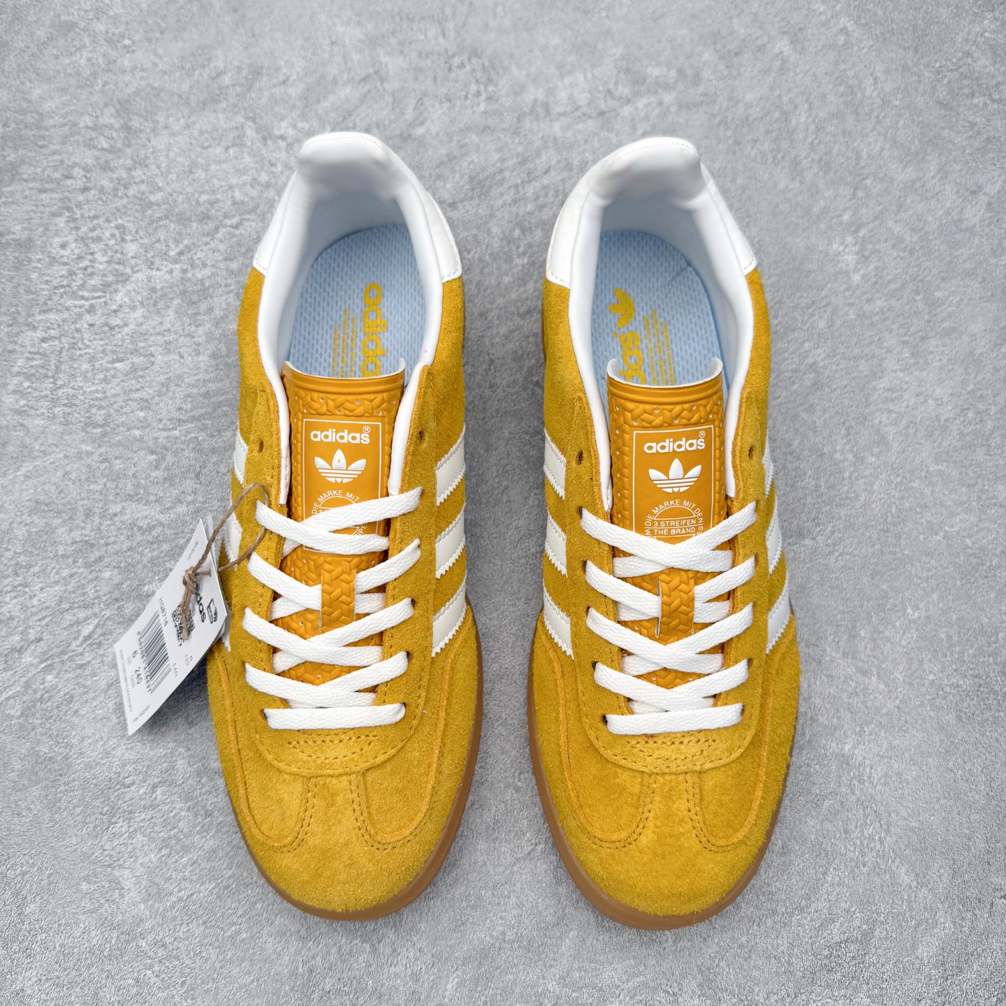 图片[2]-＃HZ AD Original Gazelle Indoor Trainers 瞪羚室内鞋系列低帮复古百搭休闲运动德训风板鞋 HQ8716 口碑大厂出品 全网最全AD系列 品控大底版型不断改良更新 全套原纸板楦头开发 确保原汁原味 完美呈现桑巴版型 长期补货超性价比特供批次 原厂定制长毛翻毛皮组合环保纤维革鞋面材质 内置环保海玻璃鞋垫 外置RB橡胶大底 产品品控稳定性领先行业 原厂全套原楦原纸板冲刀磨具开发 原厂皮料加持 原厂港宝加持定型后跟R度完美 将复古进行到底 简约流畅 三十年不变经典 这款Gazelle运动鞋 无论面料、配色、质感或设计 都只在重现其1991年原款的经典 皮革鞋面 撞色三条纹和鞋跟标的设计 力求呈现90年代的经典复古风潮 Samba火热的同时 也带动了其它的复古鞋型 Gazelle便是其中一只 Gazelle Indoor拥有包边更宽的T字型鞋头 更好的保护运动员的前掌 浓浓的复古氛围感 非常适合现在流行的Cleanfit风格 尺码：36 36⅔ 37⅓ 38 38⅔ 39⅓ 40 40⅔ 41⅓ 42 42⅔ 43⅓ 44 44⅔ 45-选品中心