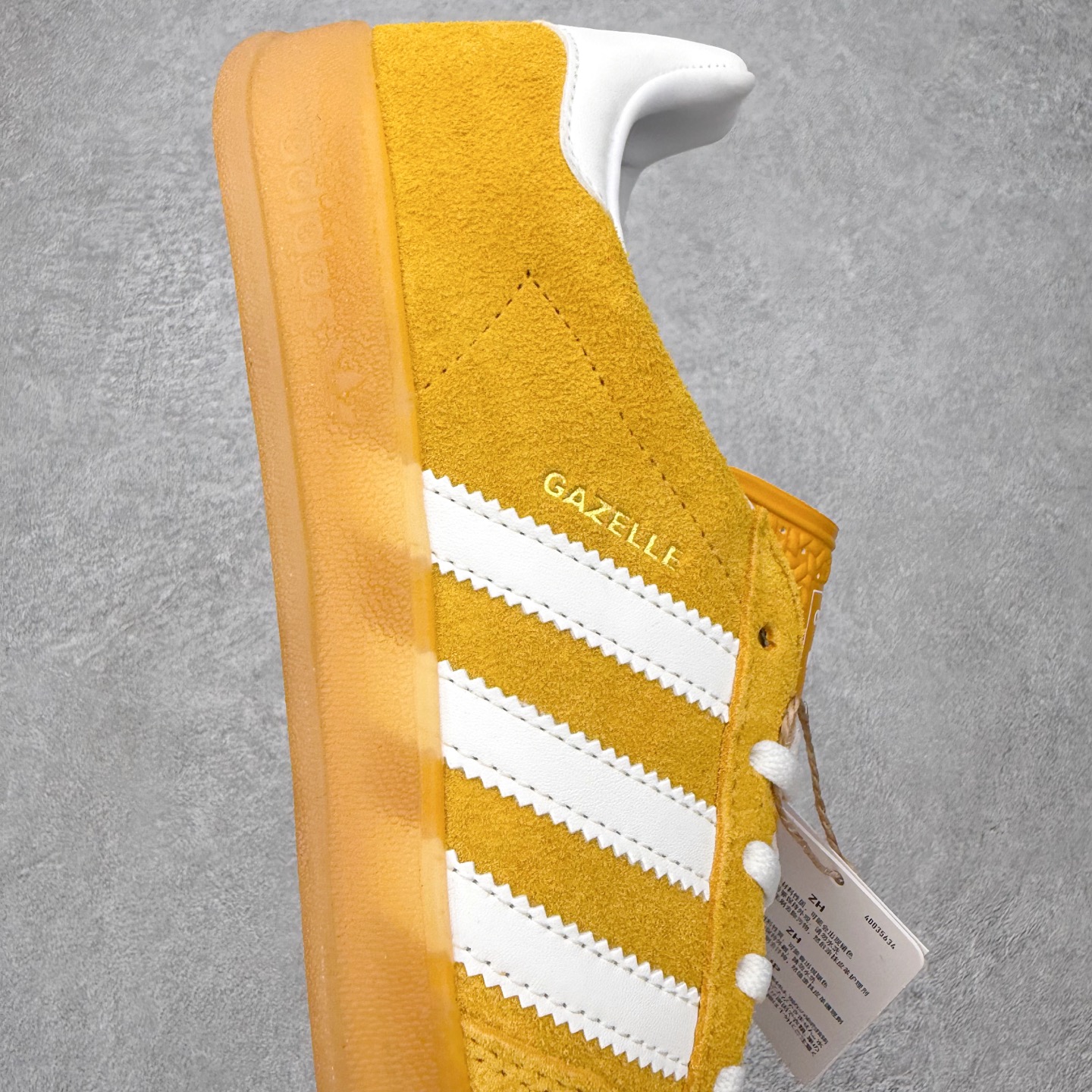 图片[6]-＃HZ AD Original Gazelle Indoor Trainers 瞪羚室内鞋系列低帮复古百搭休闲运动德训风板鞋 HQ8716 口碑大厂出品 全网最全AD系列 品控大底版型不断改良更新 全套原纸板楦头开发 确保原汁原味 完美呈现桑巴版型 长期补货超性价比特供批次 原厂定制长毛翻毛皮组合环保纤维革鞋面材质 内置环保海玻璃鞋垫 外置RB橡胶大底 产品品控稳定性领先行业 原厂全套原楦原纸板冲刀磨具开发 原厂皮料加持 原厂港宝加持定型后跟R度完美 将复古进行到底 简约流畅 三十年不变经典 这款Gazelle运动鞋 无论面料、配色、质感或设计 都只在重现其1991年原款的经典 皮革鞋面 撞色三条纹和鞋跟标的设计 力求呈现90年代的经典复古风潮 Samba火热的同时 也带动了其它的复古鞋型 Gazelle便是其中一只 Gazelle Indoor拥有包边更宽的T字型鞋头 更好的保护运动员的前掌 浓浓的复古氛围感 非常适合现在流行的Cleanfit风格 尺码：36 36⅔ 37⅓ 38 38⅔ 39⅓ 40 40⅔ 41⅓ 42 42⅔ 43⅓ 44 44⅔ 45-选品中心