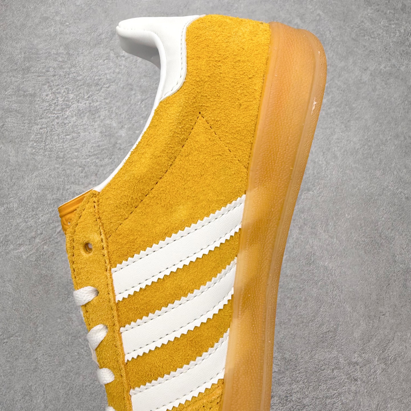 图片[7]-＃HZ AD Original Gazelle Indoor Trainers 瞪羚室内鞋系列低帮复古百搭休闲运动德训风板鞋 HQ8716 口碑大厂出品 全网最全AD系列 品控大底版型不断改良更新 全套原纸板楦头开发 确保原汁原味 完美呈现桑巴版型 长期补货超性价比特供批次 原厂定制长毛翻毛皮组合环保纤维革鞋面材质 内置环保海玻璃鞋垫 外置RB橡胶大底 产品品控稳定性领先行业 原厂全套原楦原纸板冲刀磨具开发 原厂皮料加持 原厂港宝加持定型后跟R度完美 将复古进行到底 简约流畅 三十年不变经典 这款Gazelle运动鞋 无论面料、配色、质感或设计 都只在重现其1991年原款的经典 皮革鞋面 撞色三条纹和鞋跟标的设计 力求呈现90年代的经典复古风潮 Samba火热的同时 也带动了其它的复古鞋型 Gazelle便是其中一只 Gazelle Indoor拥有包边更宽的T字型鞋头 更好的保护运动员的前掌 浓浓的复古氛围感 非常适合现在流行的Cleanfit风格 尺码：36 36⅔ 37⅓ 38 38⅔ 39⅓ 40 40⅔ 41⅓ 42 42⅔ 43⅓ 44 44⅔ 45-选品中心