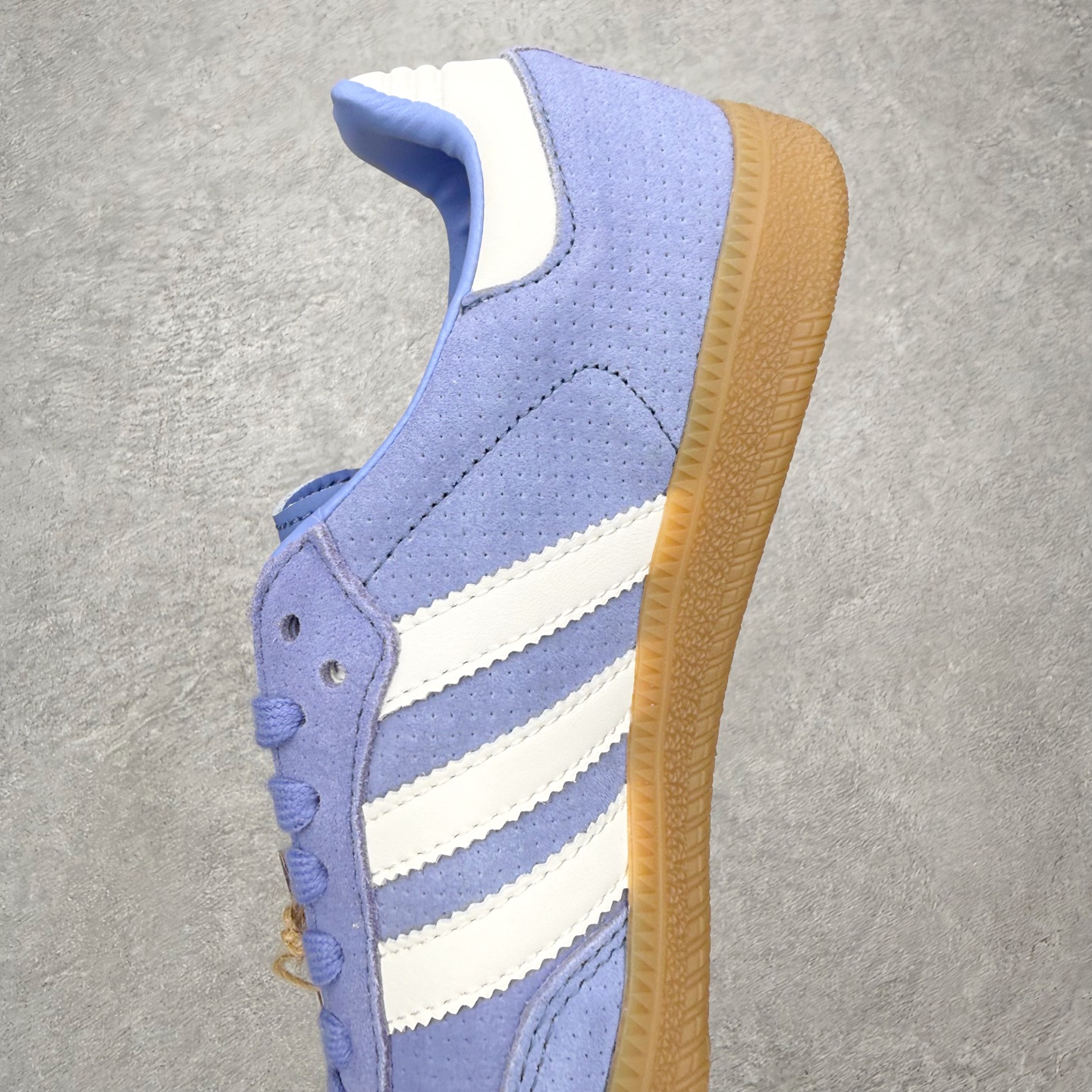 图片[7]-＃HZ AD Original Samba OG 桑巴复古经典轻便板鞋 B44697 口碑大厂出品 全网最全AD系列 品控大底版型不断改良更新 全套原纸板楦头开发 确保原汁原味 完美呈现桑巴版型 一比一鞋头弧度高度鞋身弧度 此版本只针对中端市场 皮料材质有所更替 其他数据细节工艺流程均保持一致 绝不口嗨 细节品控鞋型随意对比 正确烫金高频细节 原装纳米超迁皮料 独家私模橡胶大底 原盒原配 这款桑巴鞋展示了高质量的工艺 带有装饰的超锁缝制和无缝的手感 柔软、柔软的皮革造型和标志性的3条纹完成了精致的外观 正规合身鞋带 鞋面上有绒面鞋垫 橡胶鞋底 享受正畸套筒软感 自50年代首次亮相以来就一直在赢得粉丝的青睐 尺码：36 36.5 37.5 38 38.5 39 40 40.5 41 42 42.5 43 44 44.5 45-选品中心