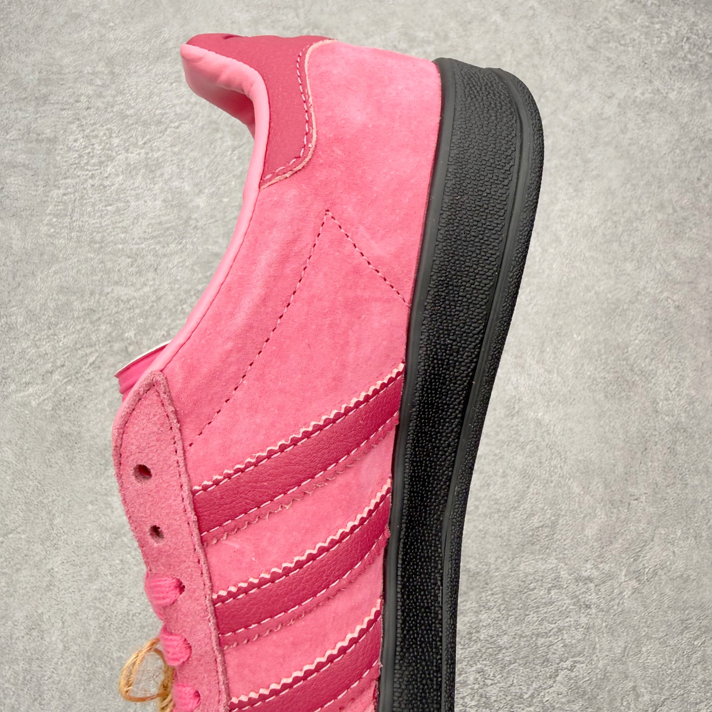 图片[7]-＃HZ AD Original Gazelle Indoor Trainers 瞪羚室内鞋系列低帮复古百搭休闲运动德训风板鞋 JI2585 口碑大厂出品 全网最全AD系列 品控大底版型不断改良更新 全套原纸板楦头开发 确保原汁原味 完美呈现桑巴版型 长期补货超性价比特供批次 原厂定制长毛翻毛皮组合环保纤维革鞋面材质 内置环保海玻璃鞋垫 外置RB橡胶大底 产品品控稳定性领先行业 原厂全套原楦原纸板冲刀磨具开发 原厂皮料加持 原厂港宝加持定型后跟R度完美 将复古进行到底 简约流畅 三十年不变经典 这款Gazelle运动鞋 无论面料、配色、质感或设计 都只在重现其1991年原款的经典 皮革鞋面 撞色三条纹和鞋跟标的设计 力求呈现90年代的经典复古风潮 Samba火热的同时 也带动了其它的复古鞋型 Gazelle便是其中一只 Gazelle Indoor拥有包边更宽的T字型鞋头 更好的保护运动员的前掌 浓浓的复古氛围感 非常适合现在流行的Cleanfit风格 尺码：36 36⅔ 37⅓ 38 38⅔ 39⅓ 40 40⅔ 41⅓ 42 42⅔ 43⅓ 44 44⅔ 45-选品中心