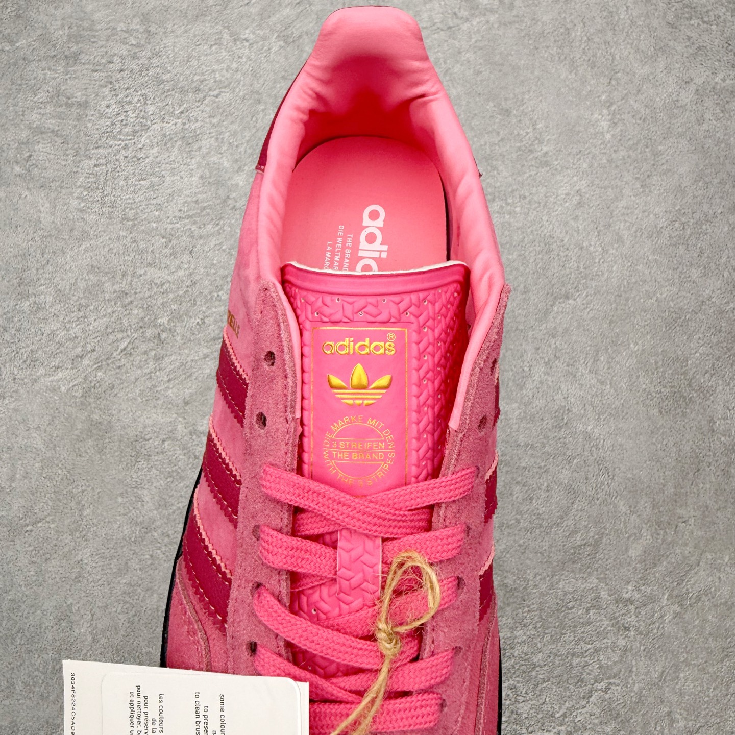 图片[5]-＃HZ AD Original Gazelle Indoor Trainers 瞪羚室内鞋系列低帮复古百搭休闲运动德训风板鞋 JI2585 口碑大厂出品 全网最全AD系列 品控大底版型不断改良更新 全套原纸板楦头开发 确保原汁原味 完美呈现桑巴版型 长期补货超性价比特供批次 原厂定制长毛翻毛皮组合环保纤维革鞋面材质 内置环保海玻璃鞋垫 外置RB橡胶大底 产品品控稳定性领先行业 原厂全套原楦原纸板冲刀磨具开发 原厂皮料加持 原厂港宝加持定型后跟R度完美 将复古进行到底 简约流畅 三十年不变经典 这款Gazelle运动鞋 无论面料、配色、质感或设计 都只在重现其1991年原款的经典 皮革鞋面 撞色三条纹和鞋跟标的设计 力求呈现90年代的经典复古风潮 Samba火热的同时 也带动了其它的复古鞋型 Gazelle便是其中一只 Gazelle Indoor拥有包边更宽的T字型鞋头 更好的保护运动员的前掌 浓浓的复古氛围感 非常适合现在流行的Cleanfit风格 尺码：36 36⅔ 37⅓ 38 38⅔ 39⅓ 40 40⅔ 41⅓ 42 42⅔ 43⅓ 44 44⅔ 45-选品中心