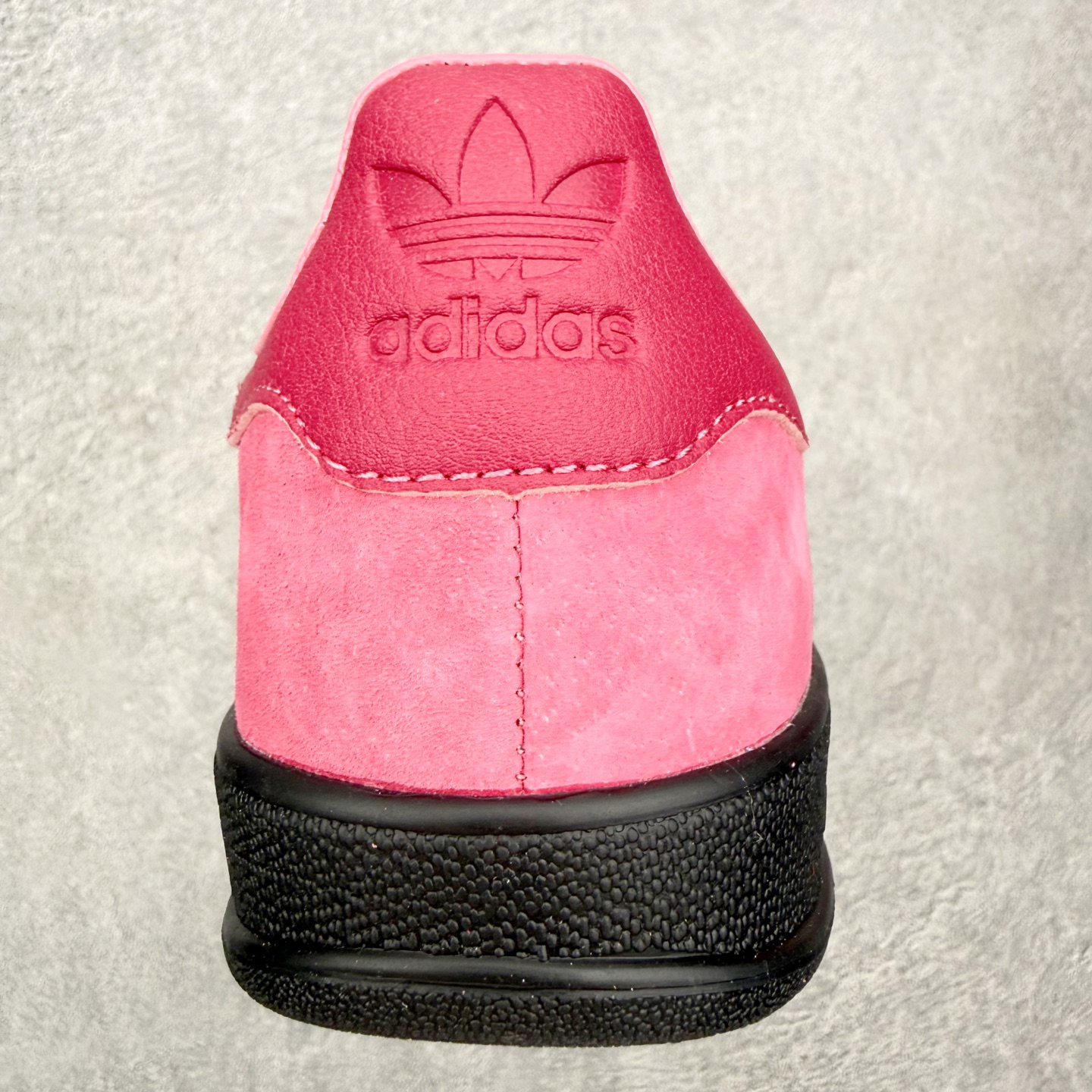 图片[8]-＃HZ AD Original Gazelle Indoor Trainers 瞪羚室内鞋系列低帮复古百搭休闲运动德训风板鞋 JI2585 口碑大厂出品 全网最全AD系列 品控大底版型不断改良更新 全套原纸板楦头开发 确保原汁原味 完美呈现桑巴版型 长期补货超性价比特供批次 原厂定制长毛翻毛皮组合环保纤维革鞋面材质 内置环保海玻璃鞋垫 外置RB橡胶大底 产品品控稳定性领先行业 原厂全套原楦原纸板冲刀磨具开发 原厂皮料加持 原厂港宝加持定型后跟R度完美 将复古进行到底 简约流畅 三十年不变经典 这款Gazelle运动鞋 无论面料、配色、质感或设计 都只在重现其1991年原款的经典 皮革鞋面 撞色三条纹和鞋跟标的设计 力求呈现90年代的经典复古风潮 Samba火热的同时 也带动了其它的复古鞋型 Gazelle便是其中一只 Gazelle Indoor拥有包边更宽的T字型鞋头 更好的保护运动员的前掌 浓浓的复古氛围感 非常适合现在流行的Cleanfit风格 尺码：36 36⅔ 37⅓ 38 38⅔ 39⅓ 40 40⅔ 41⅓ 42 42⅔ 43⅓ 44 44⅔ 45-选品中心