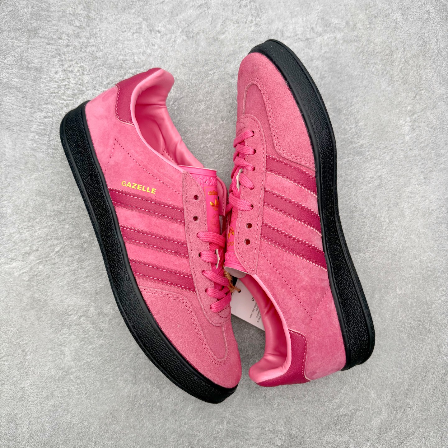 图片[3]-＃HZ AD Original Gazelle Indoor Trainers 瞪羚室内鞋系列低帮复古百搭休闲运动德训风板鞋 JI2585 口碑大厂出品 全网最全AD系列 品控大底版型不断改良更新 全套原纸板楦头开发 确保原汁原味 完美呈现桑巴版型 长期补货超性价比特供批次 原厂定制长毛翻毛皮组合环保纤维革鞋面材质 内置环保海玻璃鞋垫 外置RB橡胶大底 产品品控稳定性领先行业 原厂全套原楦原纸板冲刀磨具开发 原厂皮料加持 原厂港宝加持定型后跟R度完美 将复古进行到底 简约流畅 三十年不变经典 这款Gazelle运动鞋 无论面料、配色、质感或设计 都只在重现其1991年原款的经典 皮革鞋面 撞色三条纹和鞋跟标的设计 力求呈现90年代的经典复古风潮 Samba火热的同时 也带动了其它的复古鞋型 Gazelle便是其中一只 Gazelle Indoor拥有包边更宽的T字型鞋头 更好的保护运动员的前掌 浓浓的复古氛围感 非常适合现在流行的Cleanfit风格 尺码：36 36⅔ 37⅓ 38 38⅔ 39⅓ 40 40⅔ 41⅓ 42 42⅔ 43⅓ 44 44⅔ 45-选品中心