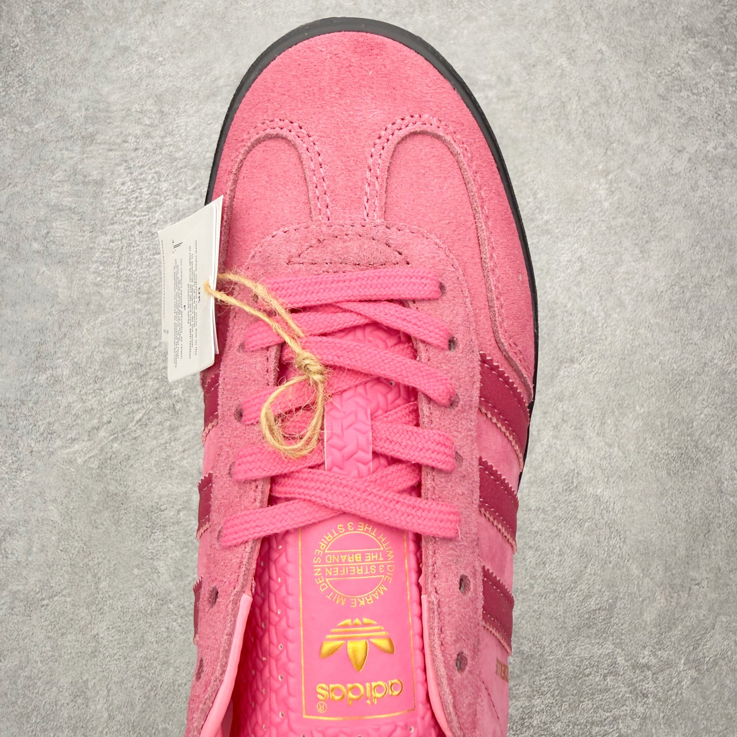 图片[4]-＃HZ AD Original Gazelle Indoor Trainers 瞪羚室内鞋系列低帮复古百搭休闲运动德训风板鞋 JI2585 口碑大厂出品 全网最全AD系列 品控大底版型不断改良更新 全套原纸板楦头开发 确保原汁原味 完美呈现桑巴版型 长期补货超性价比特供批次 原厂定制长毛翻毛皮组合环保纤维革鞋面材质 内置环保海玻璃鞋垫 外置RB橡胶大底 产品品控稳定性领先行业 原厂全套原楦原纸板冲刀磨具开发 原厂皮料加持 原厂港宝加持定型后跟R度完美 将复古进行到底 简约流畅 三十年不变经典 这款Gazelle运动鞋 无论面料、配色、质感或设计 都只在重现其1991年原款的经典 皮革鞋面 撞色三条纹和鞋跟标的设计 力求呈现90年代的经典复古风潮 Samba火热的同时 也带动了其它的复古鞋型 Gazelle便是其中一只 Gazelle Indoor拥有包边更宽的T字型鞋头 更好的保护运动员的前掌 浓浓的复古氛围感 非常适合现在流行的Cleanfit风格 尺码：36 36⅔ 37⅓ 38 38⅔ 39⅓ 40 40⅔ 41⅓ 42 42⅔ 43⅓ 44 44⅔ 45-选品中心