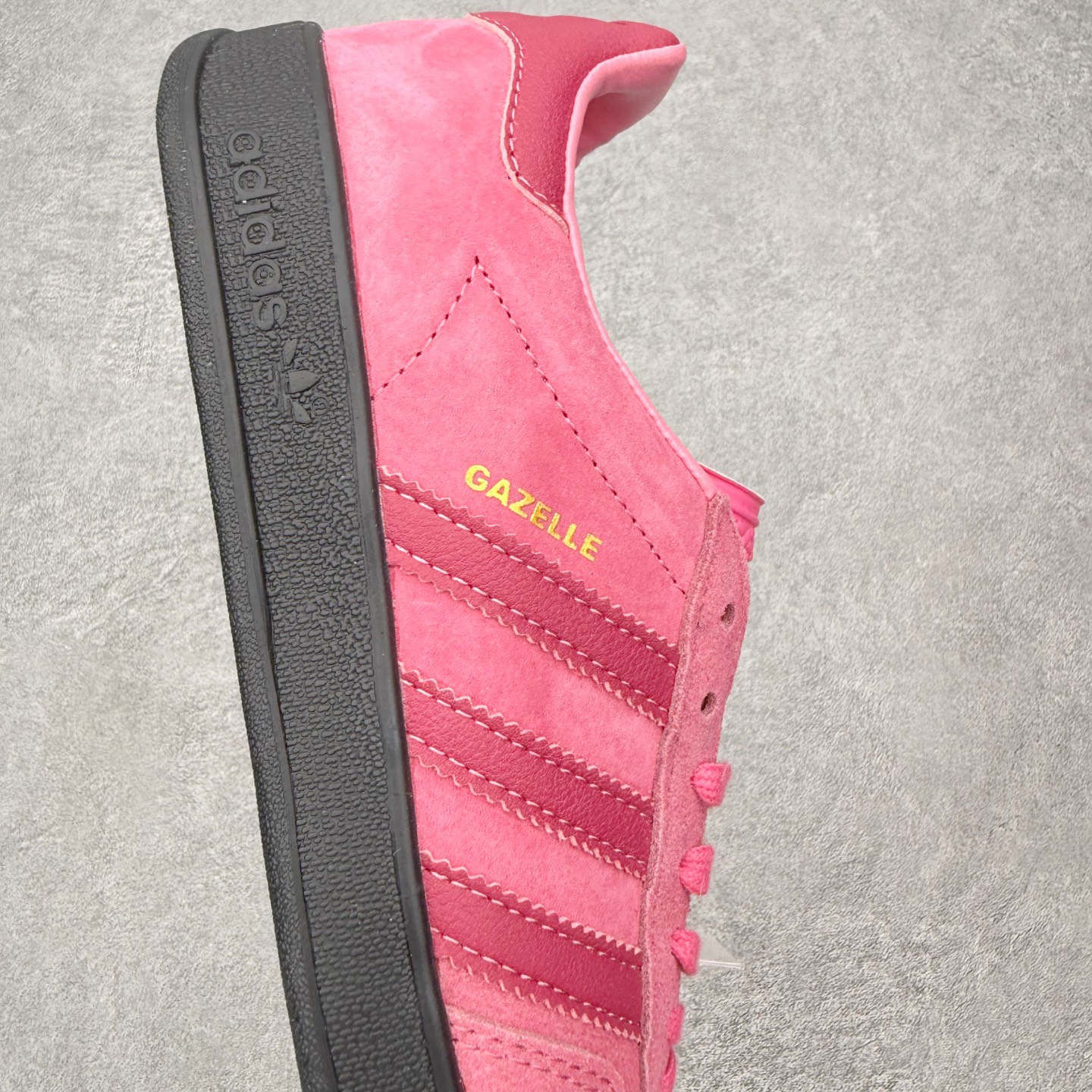 图片[6]-＃HZ AD Original Gazelle Indoor Trainers 瞪羚室内鞋系列低帮复古百搭休闲运动德训风板鞋 JI2585 口碑大厂出品 全网最全AD系列 品控大底版型不断改良更新 全套原纸板楦头开发 确保原汁原味 完美呈现桑巴版型 长期补货超性价比特供批次 原厂定制长毛翻毛皮组合环保纤维革鞋面材质 内置环保海玻璃鞋垫 外置RB橡胶大底 产品品控稳定性领先行业 原厂全套原楦原纸板冲刀磨具开发 原厂皮料加持 原厂港宝加持定型后跟R度完美 将复古进行到底 简约流畅 三十年不变经典 这款Gazelle运动鞋 无论面料、配色、质感或设计 都只在重现其1991年原款的经典 皮革鞋面 撞色三条纹和鞋跟标的设计 力求呈现90年代的经典复古风潮 Samba火热的同时 也带动了其它的复古鞋型 Gazelle便是其中一只 Gazelle Indoor拥有包边更宽的T字型鞋头 更好的保护运动员的前掌 浓浓的复古氛围感 非常适合现在流行的Cleanfit风格 尺码：36 36⅔ 37⅓ 38 38⅔ 39⅓ 40 40⅔ 41⅓ 42 42⅔ 43⅓ 44 44⅔ 45-选品中心