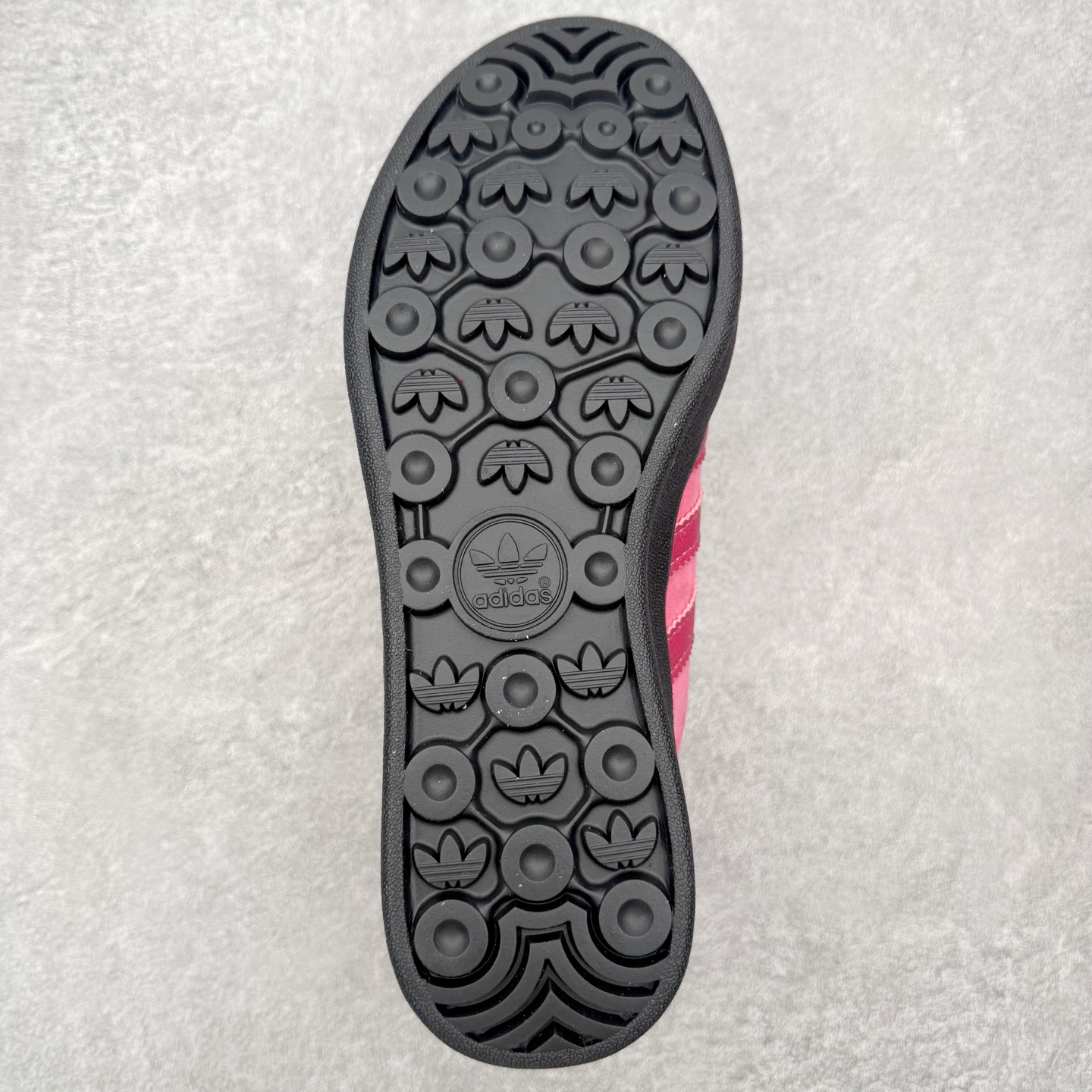 图片[9]-＃HZ AD Original Gazelle Indoor Trainers 瞪羚室内鞋系列低帮复古百搭休闲运动德训风板鞋 JI2585 口碑大厂出品 全网最全AD系列 品控大底版型不断改良更新 全套原纸板楦头开发 确保原汁原味 完美呈现桑巴版型 长期补货超性价比特供批次 原厂定制长毛翻毛皮组合环保纤维革鞋面材质 内置环保海玻璃鞋垫 外置RB橡胶大底 产品品控稳定性领先行业 原厂全套原楦原纸板冲刀磨具开发 原厂皮料加持 原厂港宝加持定型后跟R度完美 将复古进行到底 简约流畅 三十年不变经典 这款Gazelle运动鞋 无论面料、配色、质感或设计 都只在重现其1991年原款的经典 皮革鞋面 撞色三条纹和鞋跟标的设计 力求呈现90年代的经典复古风潮 Samba火热的同时 也带动了其它的复古鞋型 Gazelle便是其中一只 Gazelle Indoor拥有包边更宽的T字型鞋头 更好的保护运动员的前掌 浓浓的复古氛围感 非常适合现在流行的Cleanfit风格 尺码：36 36⅔ 37⅓ 38 38⅔ 39⅓ 40 40⅔ 41⅓ 42 42⅔ 43⅓ 44 44⅔ 45-选品中心