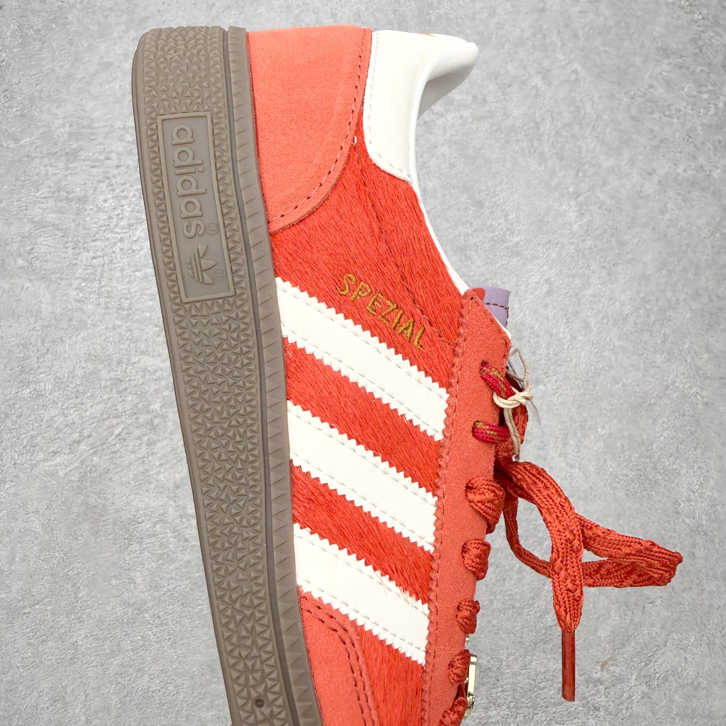 图片[6]-＃HZ AD Originals Handball SPZL 手球运动员系列百搭休闲运动板鞋 KJ6299 口碑大厂出品 全网最全AD系列 品控大底版型不断改良更新 全套原纸板楦头开发 确保原汁原味 完美呈现版型 这款来自阿迪达斯的这款HANDBALL SPZL前身是一双手球运动鞋，这一次拿来复刻，所以鞋面的主要色彩选用了黑色， 鞋面外侧除了Spezial字母之外还有三叶草标志。Handball SPZL作为复古手球训练鞋与作为室内足球鞋的Samba有着异曲同工之处，但是质感更为出众的鞋身以及丰富的配色选择比起Samba来讲可以说是更胜一筹了！尺码：36 36⅔ 37⅓ 38 38⅔ 39⅓ 40 40⅔ 41⅓ 42 42⅔ 43⅓ 44 44⅔ 45-选品中心