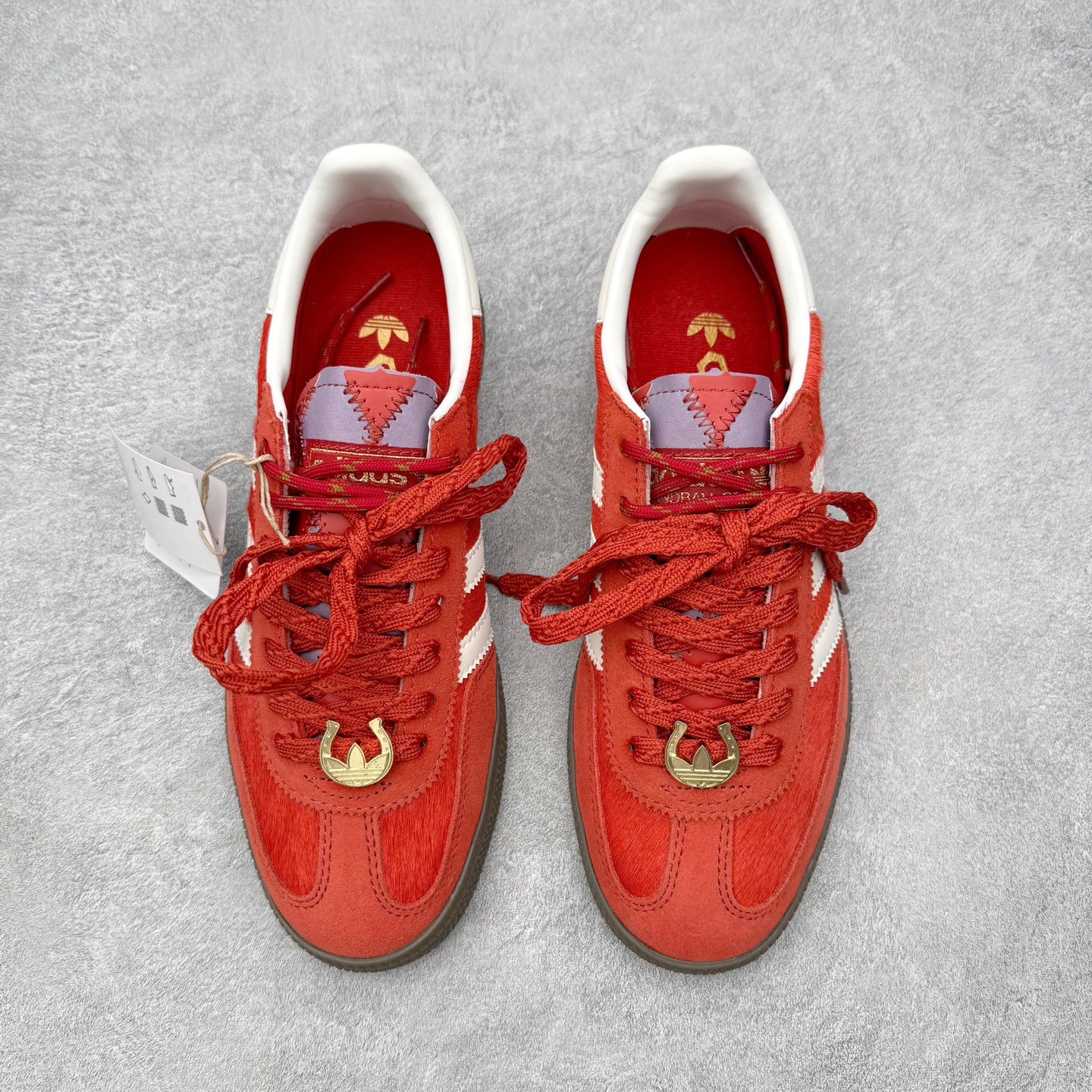 图片[2]-＃HZ AD Originals Handball SPZL 手球运动员系列百搭休闲运动板鞋 KJ6299 口碑大厂出品 全网最全AD系列 品控大底版型不断改良更新 全套原纸板楦头开发 确保原汁原味 完美呈现版型 这款来自阿迪达斯的这款HANDBALL SPZL前身是一双手球运动鞋，这一次拿来复刻，所以鞋面的主要色彩选用了黑色， 鞋面外侧除了Spezial字母之外还有三叶草标志。Handball SPZL作为复古手球训练鞋与作为室内足球鞋的Samba有着异曲同工之处，但是质感更为出众的鞋身以及丰富的配色选择比起Samba来讲可以说是更胜一筹了！尺码：36 36⅔ 37⅓ 38 38⅔ 39⅓ 40 40⅔ 41⅓ 42 42⅔ 43⅓ 44 44⅔ 45-选品中心