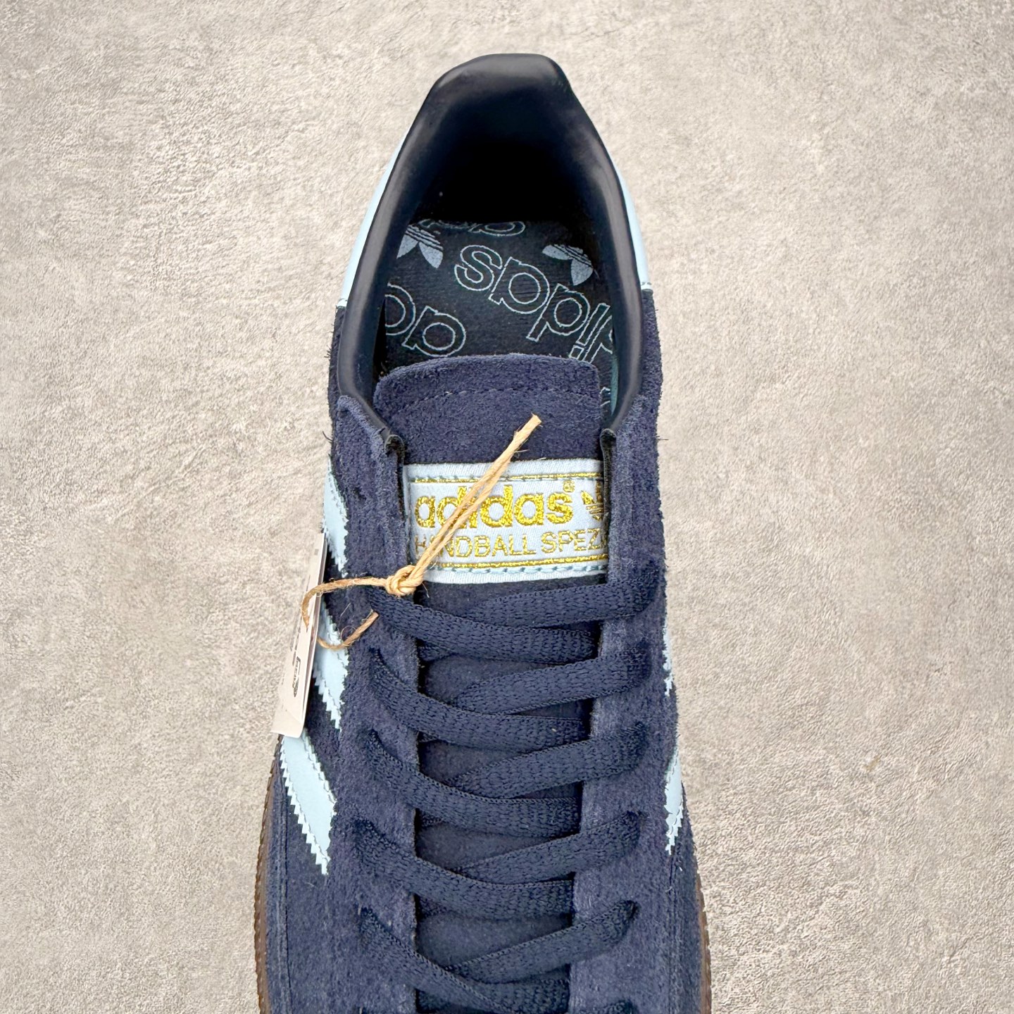 图片[5]-＃HZ AD Originals Handball SPZL 手球运动员系列百搭休闲运动板鞋 BD7633 口碑大厂出品 全网最全AD系列 品控大底版型不断改良更新 全套原纸板楦头开发 确保原汁原味 完美呈现版型 这款来自阿迪达斯的这款HANDBALL SPZL前身是一双手球运动鞋，这一次拿来复刻，所以鞋面的主要色彩选用了黑色， 鞋面外侧除了Spezial字母之外还有三叶草标志。Handball SPZL作为复古手球训练鞋与作为室内足球鞋的Samba有着异曲同工之处，但是质感更为出众的鞋身以及丰富的配色选择比起Samba来讲可以说是更胜一筹了！尺码：36 36⅔ 37⅓ 38 38⅔ 39⅓ 40 40⅔ 41⅓ 42 42⅔ 43⅓ 44 44⅔ 45-选品中心
