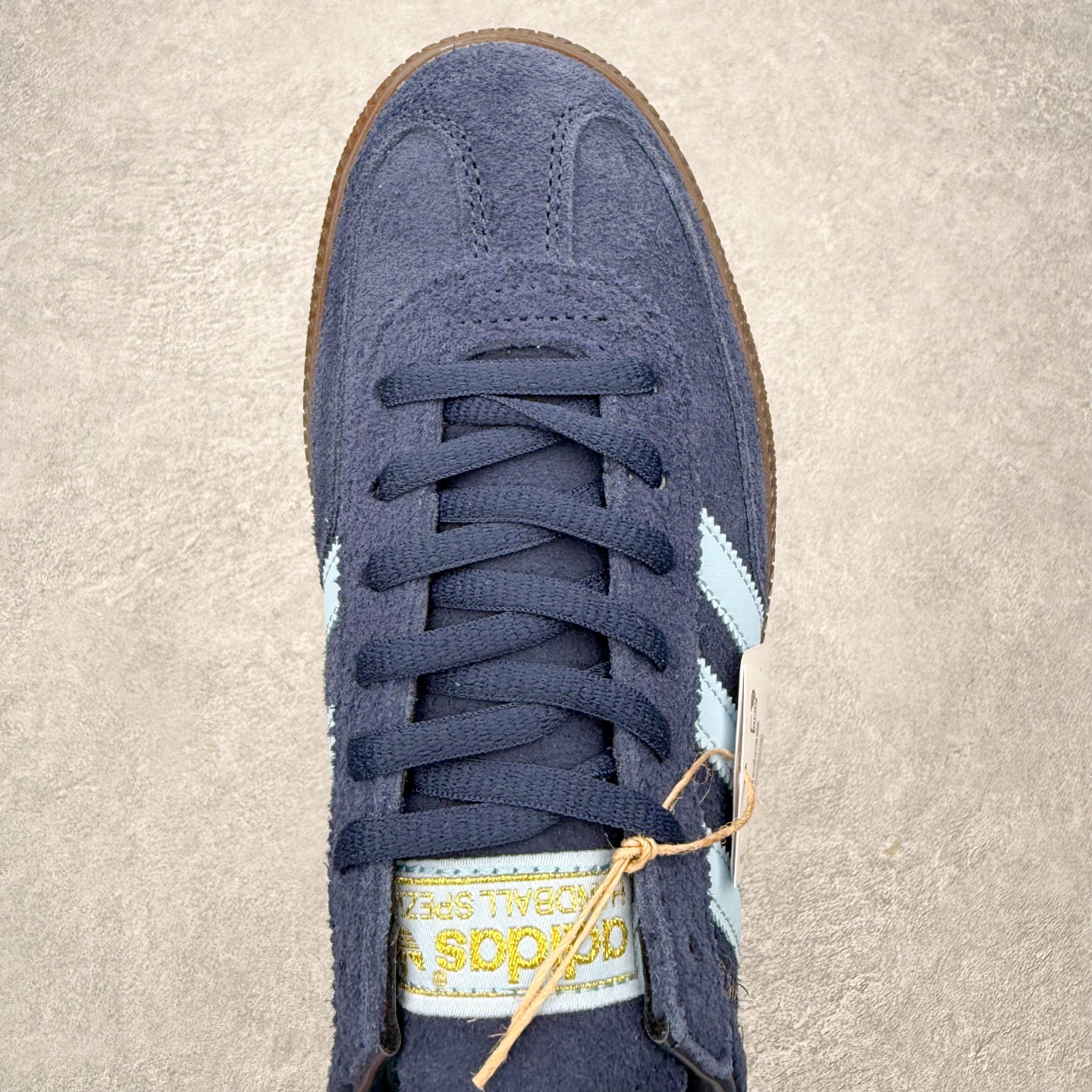 图片[4]-＃HZ AD Originals Handball SPZL 手球运动员系列百搭休闲运动板鞋 BD7633 口碑大厂出品 全网最全AD系列 品控大底版型不断改良更新 全套原纸板楦头开发 确保原汁原味 完美呈现版型 这款来自阿迪达斯的这款HANDBALL SPZL前身是一双手球运动鞋，这一次拿来复刻，所以鞋面的主要色彩选用了黑色， 鞋面外侧除了Spezial字母之外还有三叶草标志。Handball SPZL作为复古手球训练鞋与作为室内足球鞋的Samba有着异曲同工之处，但是质感更为出众的鞋身以及丰富的配色选择比起Samba来讲可以说是更胜一筹了！尺码：36 36⅔ 37⅓ 38 38⅔ 39⅓ 40 40⅔ 41⅓ 42 42⅔ 43⅓ 44 44⅔ 45-选品中心