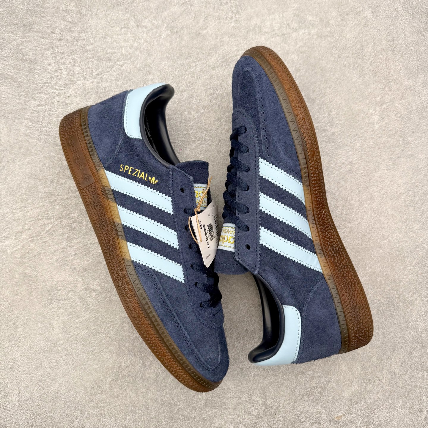 图片[3]-＃HZ AD Originals Handball SPZL 手球运动员系列百搭休闲运动板鞋 BD7633 口碑大厂出品 全网最全AD系列 品控大底版型不断改良更新 全套原纸板楦头开发 确保原汁原味 完美呈现版型 这款来自阿迪达斯的这款HANDBALL SPZL前身是一双手球运动鞋，这一次拿来复刻，所以鞋面的主要色彩选用了黑色， 鞋面外侧除了Spezial字母之外还有三叶草标志。Handball SPZL作为复古手球训练鞋与作为室内足球鞋的Samba有着异曲同工之处，但是质感更为出众的鞋身以及丰富的配色选择比起Samba来讲可以说是更胜一筹了！尺码：36 36⅔ 37⅓ 38 38⅔ 39⅓ 40 40⅔ 41⅓ 42 42⅔ 43⅓ 44 44⅔ 45-选品中心