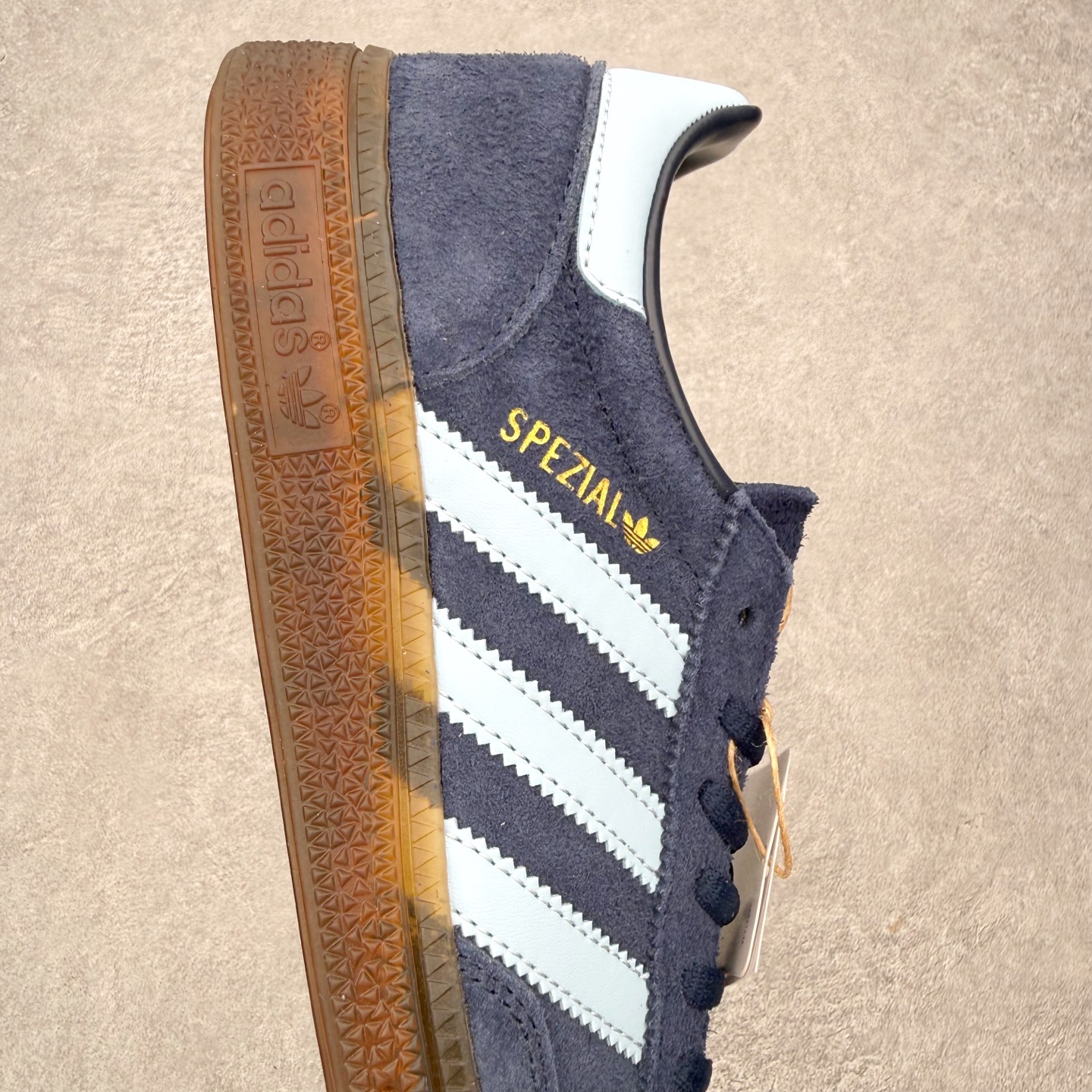 图片[6]-＃HZ AD Originals Handball SPZL 手球运动员系列百搭休闲运动板鞋 BD7633 口碑大厂出品 全网最全AD系列 品控大底版型不断改良更新 全套原纸板楦头开发 确保原汁原味 完美呈现版型 这款来自阿迪达斯的这款HANDBALL SPZL前身是一双手球运动鞋，这一次拿来复刻，所以鞋面的主要色彩选用了黑色， 鞋面外侧除了Spezial字母之外还有三叶草标志。Handball SPZL作为复古手球训练鞋与作为室内足球鞋的Samba有着异曲同工之处，但是质感更为出众的鞋身以及丰富的配色选择比起Samba来讲可以说是更胜一筹了！尺码：36 36⅔ 37⅓ 38 38⅔ 39⅓ 40 40⅔ 41⅓ 42 42⅔ 43⅓ 44 44⅔ 45-选品中心