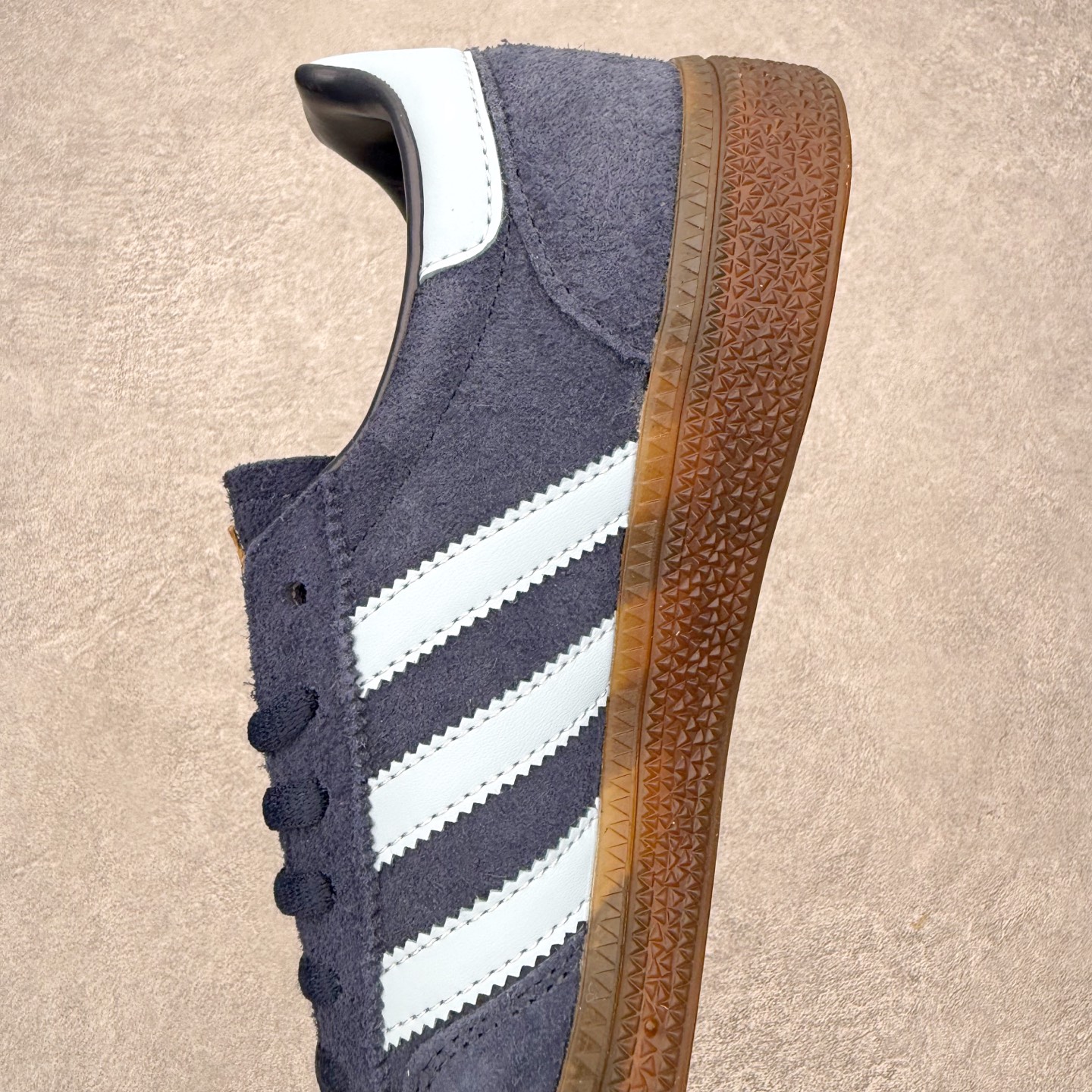 图片[7]-＃HZ AD Originals Handball SPZL 手球运动员系列百搭休闲运动板鞋 BD7633 口碑大厂出品 全网最全AD系列 品控大底版型不断改良更新 全套原纸板楦头开发 确保原汁原味 完美呈现版型 这款来自阿迪达斯的这款HANDBALL SPZL前身是一双手球运动鞋，这一次拿来复刻，所以鞋面的主要色彩选用了黑色， 鞋面外侧除了Spezial字母之外还有三叶草标志。Handball SPZL作为复古手球训练鞋与作为室内足球鞋的Samba有着异曲同工之处，但是质感更为出众的鞋身以及丰富的配色选择比起Samba来讲可以说是更胜一筹了！尺码：36 36⅔ 37⅓ 38 38⅔ 39⅓ 40 40⅔ 41⅓ 42 42⅔ 43⅓ 44 44⅔ 45-选品中心