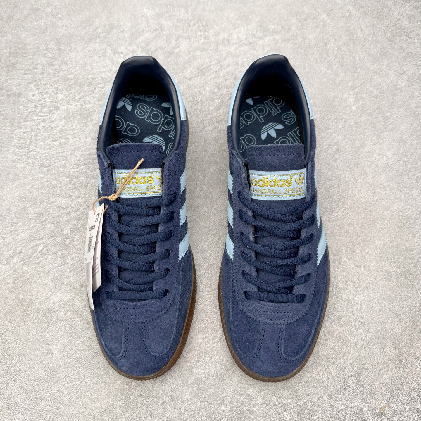 图片[2]-＃HZ AD Originals Handball SPZL 手球运动员系列百搭休闲运动板鞋 BD7633 口碑大厂出品 全网最全AD系列 品控大底版型不断改良更新 全套原纸板楦头开发 确保原汁原味 完美呈现版型 这款来自阿迪达斯的这款HANDBALL SPZL前身是一双手球运动鞋，这一次拿来复刻，所以鞋面的主要色彩选用了黑色， 鞋面外侧除了Spezial字母之外还有三叶草标志。Handball SPZL作为复古手球训练鞋与作为室内足球鞋的Samba有着异曲同工之处，但是质感更为出众的鞋身以及丰富的配色选择比起Samba来讲可以说是更胜一筹了！尺码：36 36⅔ 37⅓ 38 38⅔ 39⅓ 40 40⅔ 41⅓ 42 42⅔ 43⅓ 44 44⅔ 45-选品中心