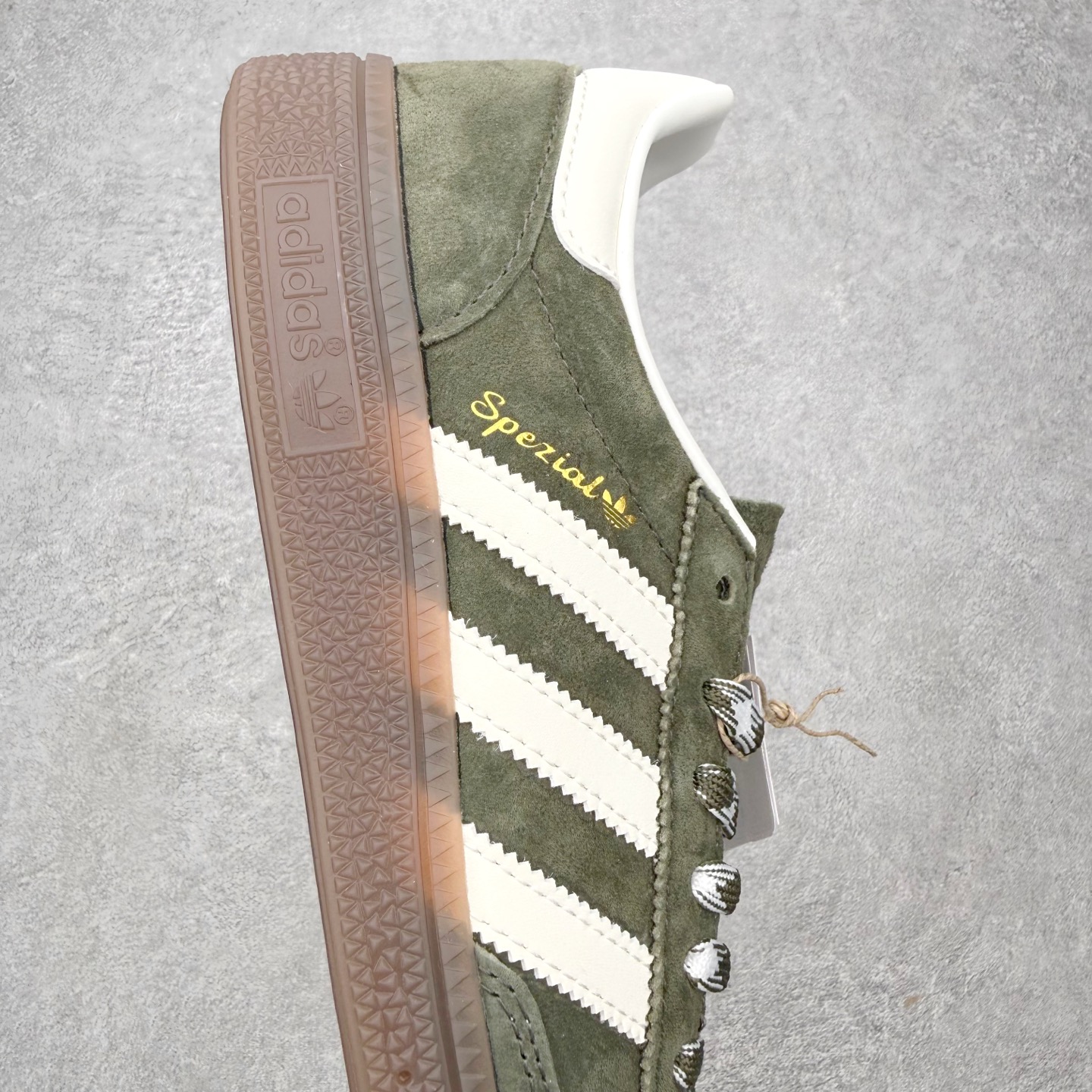 图片[6]-＃HZ AD Originals Handball SPZL 手球运动员系列百搭休闲运动板鞋 KI5940 口碑大厂出品 全网最全AD系列 品控大底版型不断改良更新 全套原纸板楦头开发 确保原汁原味 完美呈现版型 这款来自阿迪达斯的这款HANDBALL SPZL前身是一双手球运动鞋，这一次拿来复刻，所以鞋面的主要色彩选用了黑色， 鞋面外侧除了Spezial字母之外还有三叶草标志。Handball SPZL作为复古手球训练鞋与作为室内足球鞋的Samba有着异曲同工之处，但是质感更为出众的鞋身以及丰富的配色选择比起Samba来讲可以说是更胜一筹了！尺码：36 36⅔ 37⅓ 38 38⅔ 39⅓ 40 40⅔ 41⅓ 42 42⅔ 43⅓ 44 44⅔ 45-选品中心