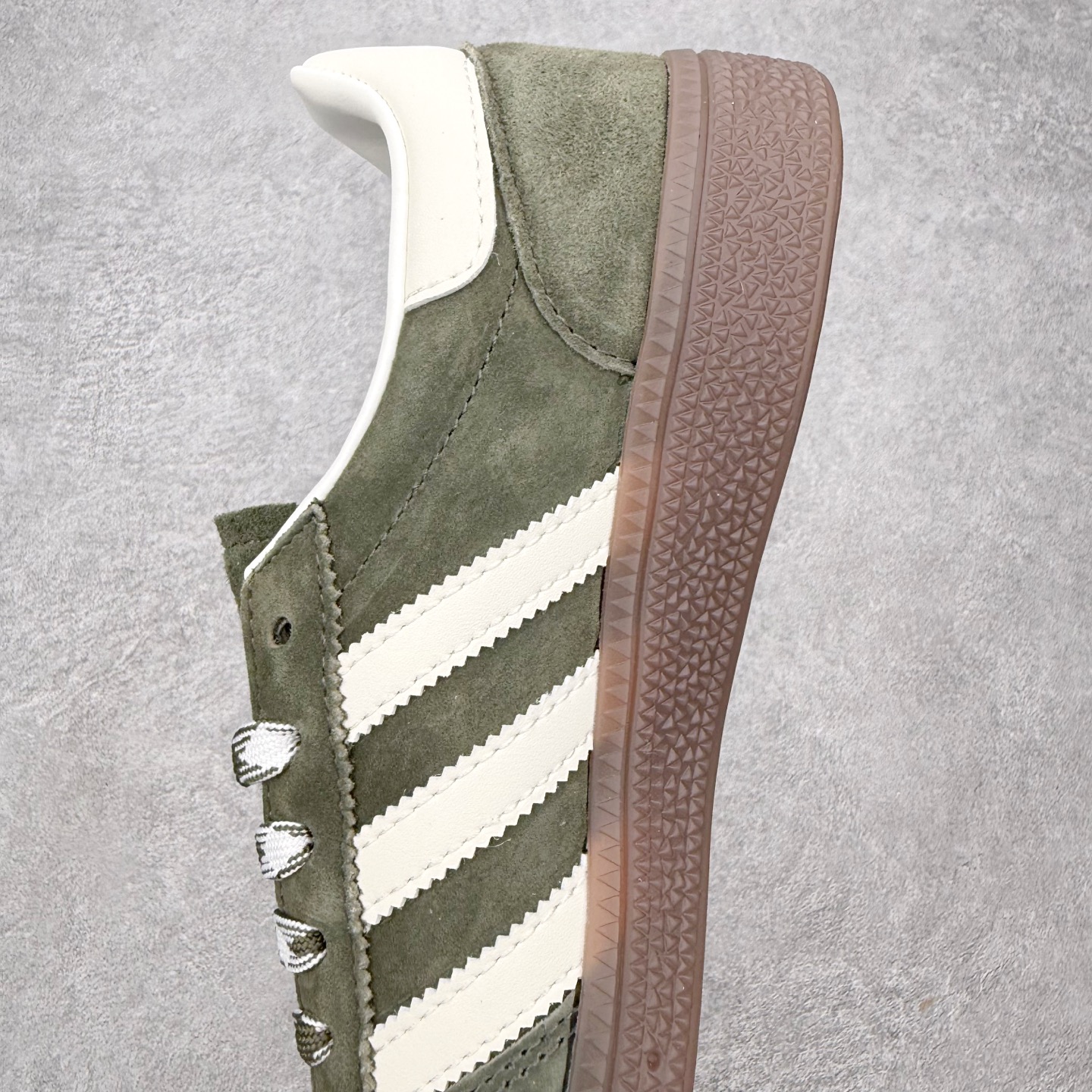 图片[7]-＃HZ AD Originals Handball SPZL 手球运动员系列百搭休闲运动板鞋 KI5940 口碑大厂出品 全网最全AD系列 品控大底版型不断改良更新 全套原纸板楦头开发 确保原汁原味 完美呈现版型 这款来自阿迪达斯的这款HANDBALL SPZL前身是一双手球运动鞋，这一次拿来复刻，所以鞋面的主要色彩选用了黑色， 鞋面外侧除了Spezial字母之外还有三叶草标志。Handball SPZL作为复古手球训练鞋与作为室内足球鞋的Samba有着异曲同工之处，但是质感更为出众的鞋身以及丰富的配色选择比起Samba来讲可以说是更胜一筹了！尺码：36 36⅔ 37⅓ 38 38⅔ 39⅓ 40 40⅔ 41⅓ 42 42⅔ 43⅓ 44 44⅔ 45-选品中心