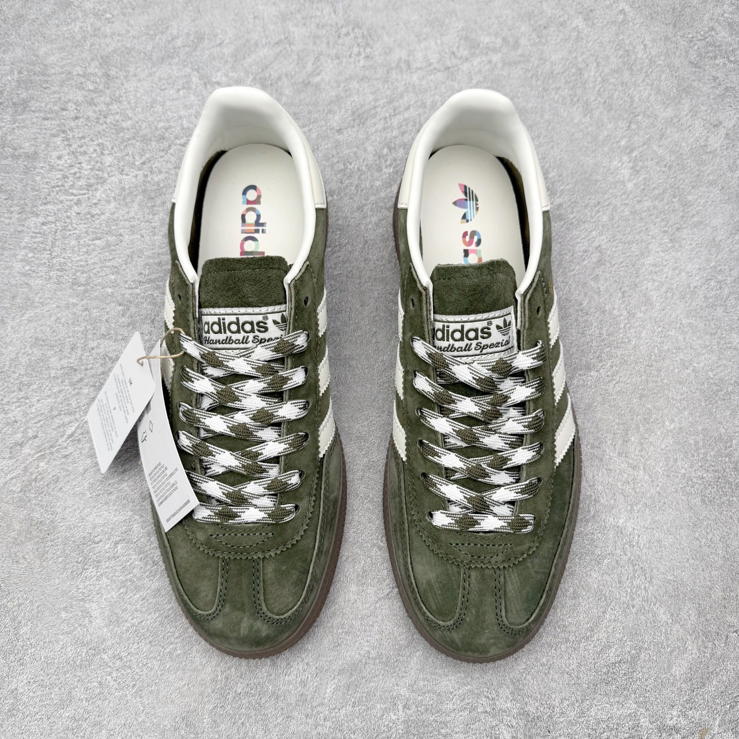 图片[2]-＃HZ AD Originals Handball SPZL 手球运动员系列百搭休闲运动板鞋 KI5940 口碑大厂出品 全网最全AD系列 品控大底版型不断改良更新 全套原纸板楦头开发 确保原汁原味 完美呈现版型 这款来自阿迪达斯的这款HANDBALL SPZL前身是一双手球运动鞋，这一次拿来复刻，所以鞋面的主要色彩选用了黑色， 鞋面外侧除了Spezial字母之外还有三叶草标志。Handball SPZL作为复古手球训练鞋与作为室内足球鞋的Samba有着异曲同工之处，但是质感更为出众的鞋身以及丰富的配色选择比起Samba来讲可以说是更胜一筹了！尺码：36 36⅔ 37⅓ 38 38⅔ 39⅓ 40 40⅔ 41⅓ 42 42⅔ 43⅓ 44 44⅔ 45-选品中心